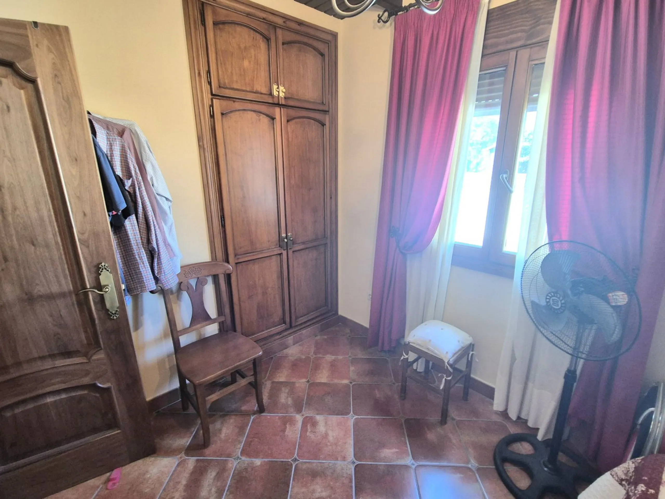 Unique opportunity! Spacious property with multiple possibilities.
