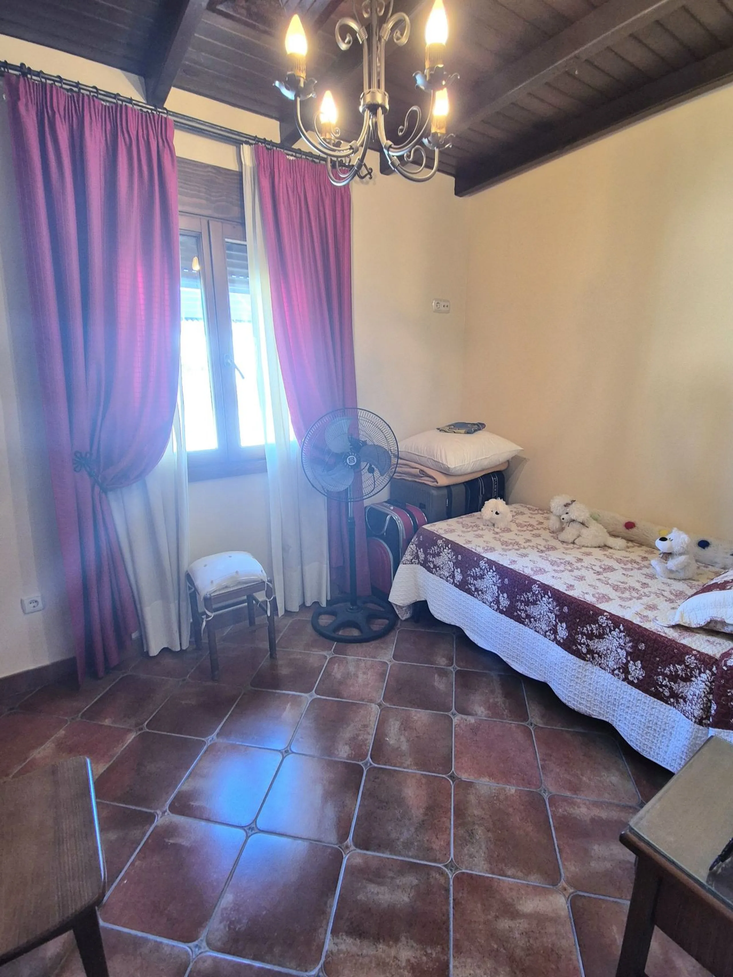 Unique opportunity! Spacious property with multiple possibilities.