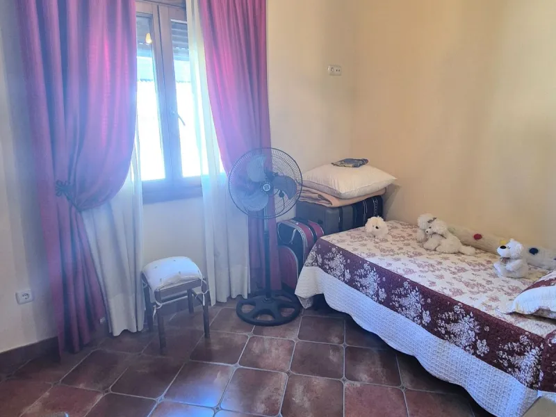 Unique opportunity! Spacious property with multiple possibilities.