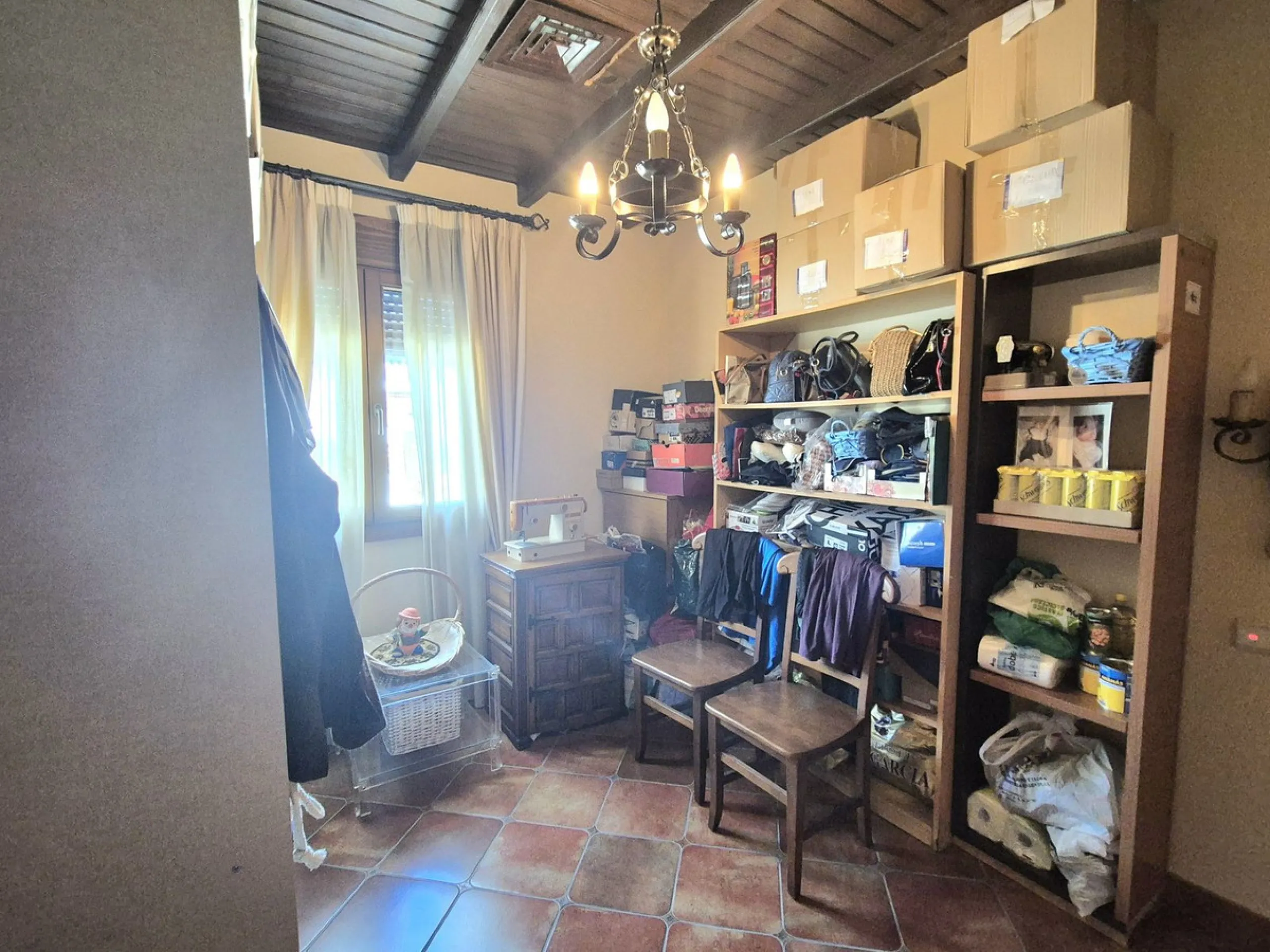 Unique opportunity! Spacious property with multiple possibilities.
