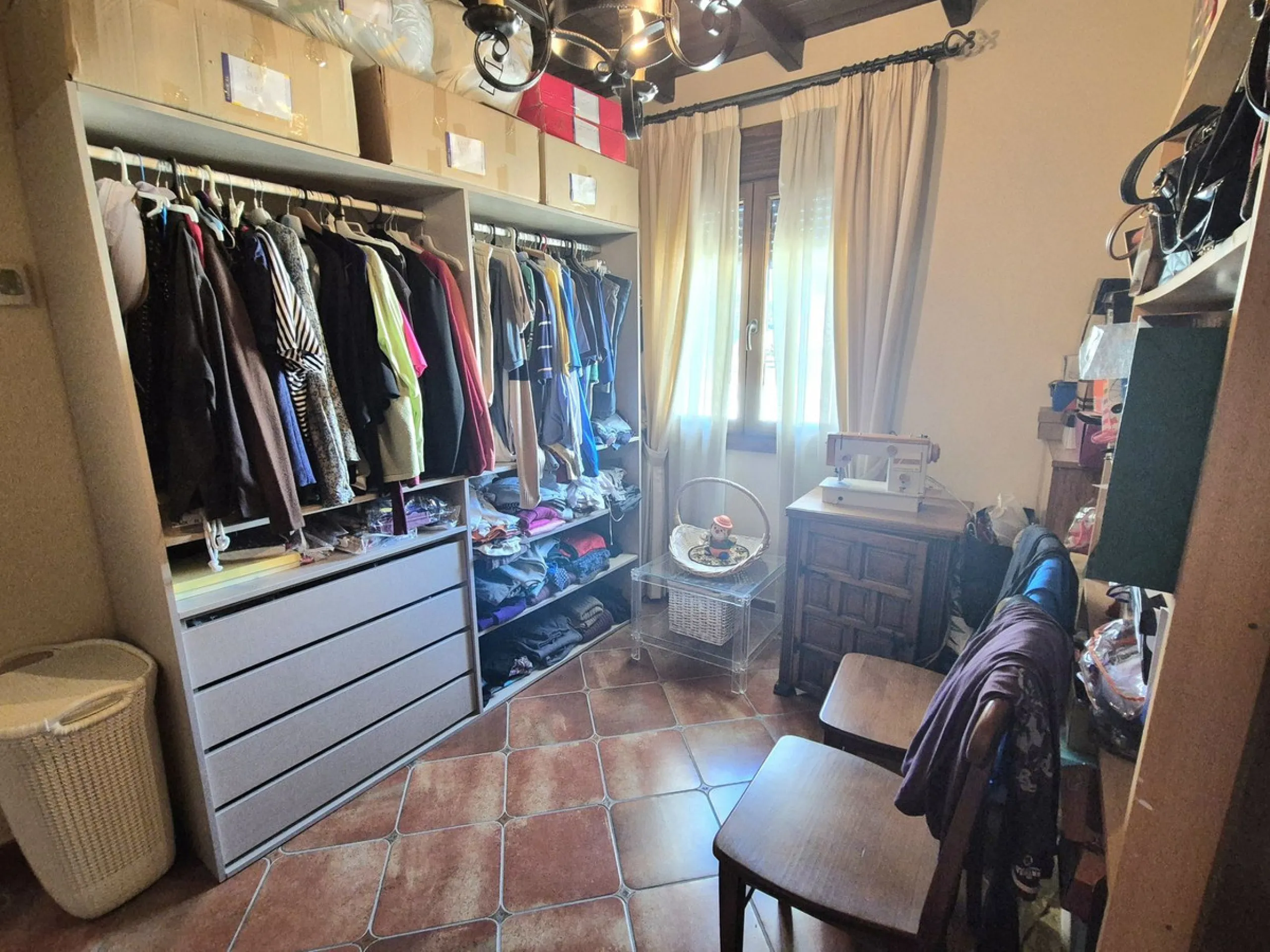 Unique opportunity! Spacious property with multiple possibilities.