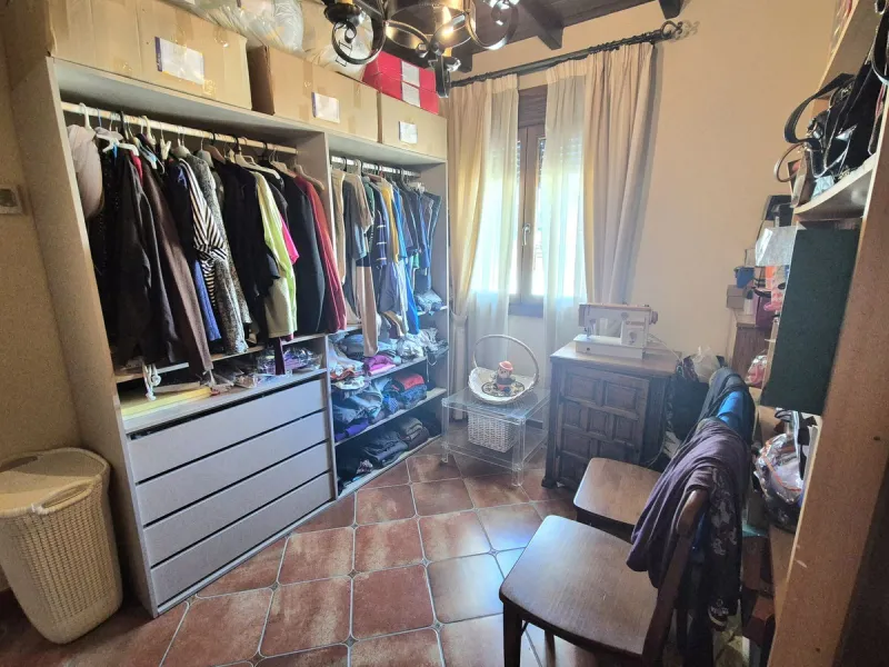 Unique opportunity! Spacious property with multiple possibilities.