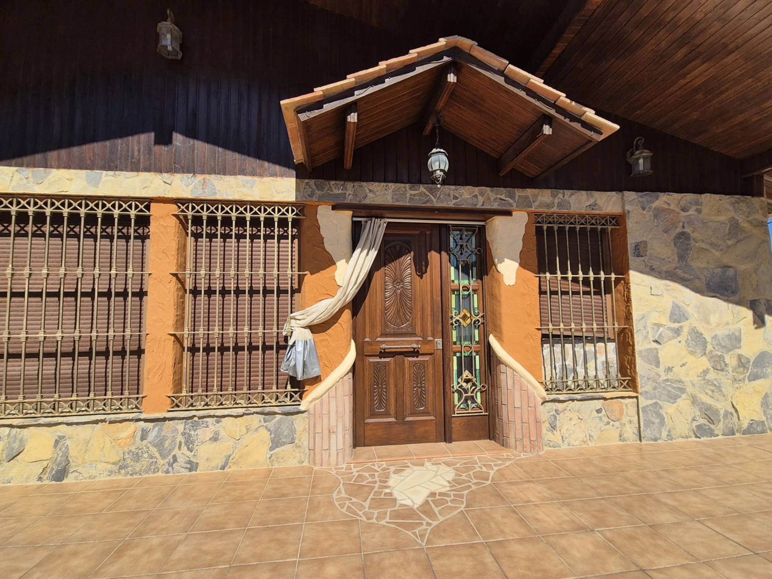 Unique opportunity! Spacious property with multiple possibilities.