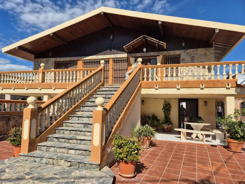 Unique opportunity! Spacious property with multiple possibilities.