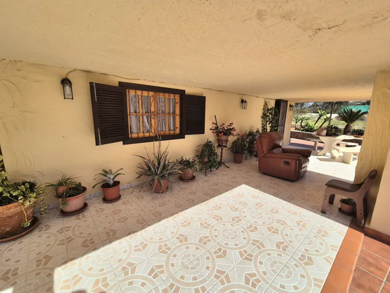 Unique opportunity! Spacious property with multiple possibilities.