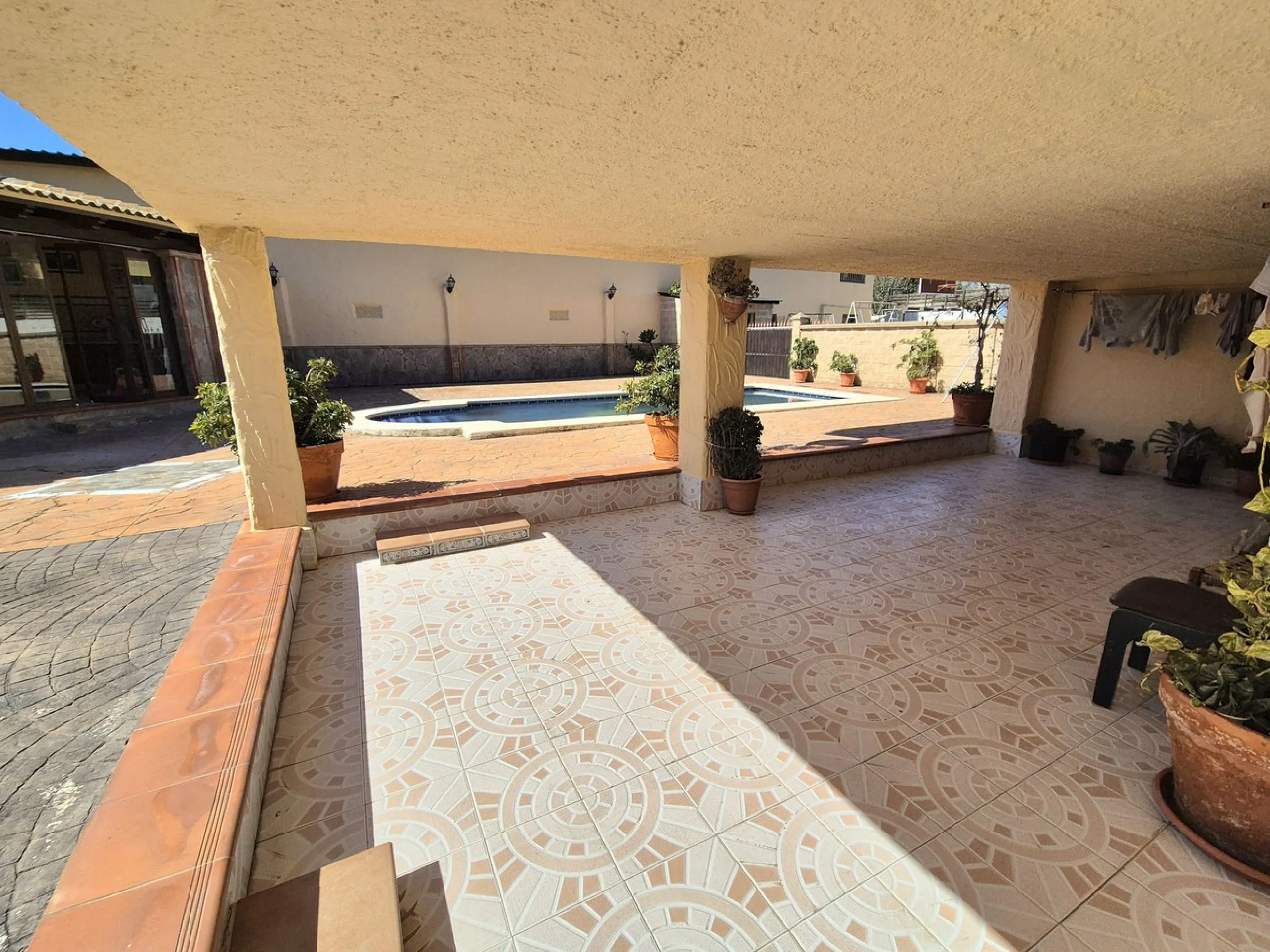 Unique opportunity! Spacious property with multiple possibilities.