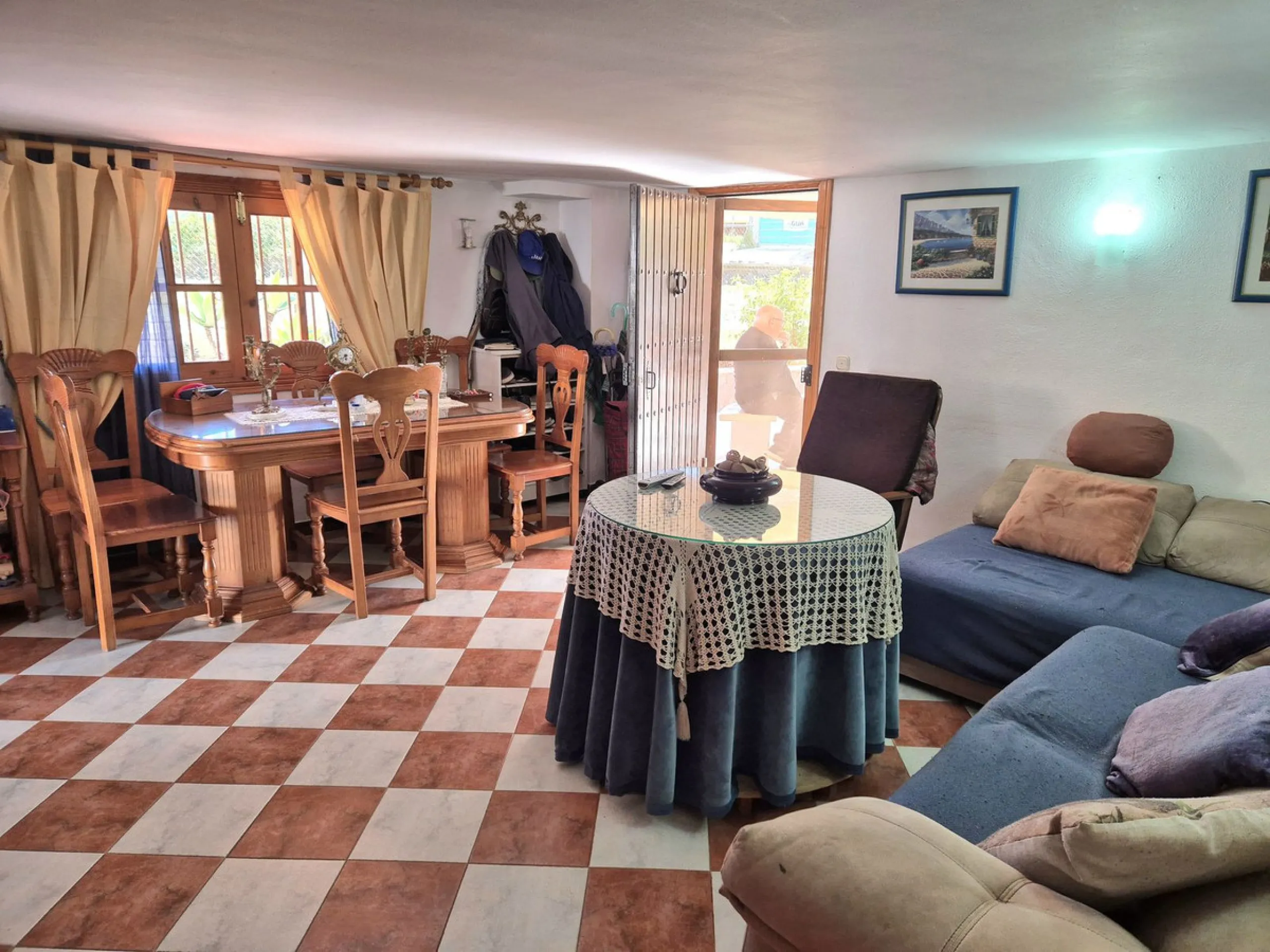 Unique opportunity! Spacious property with multiple possibilities.