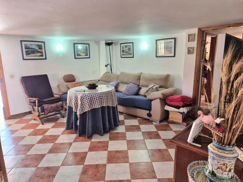 Unique opportunity! Spacious property with multiple possibilities.