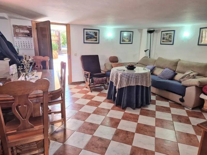 Unique opportunity! Spacious property with multiple possibilities.