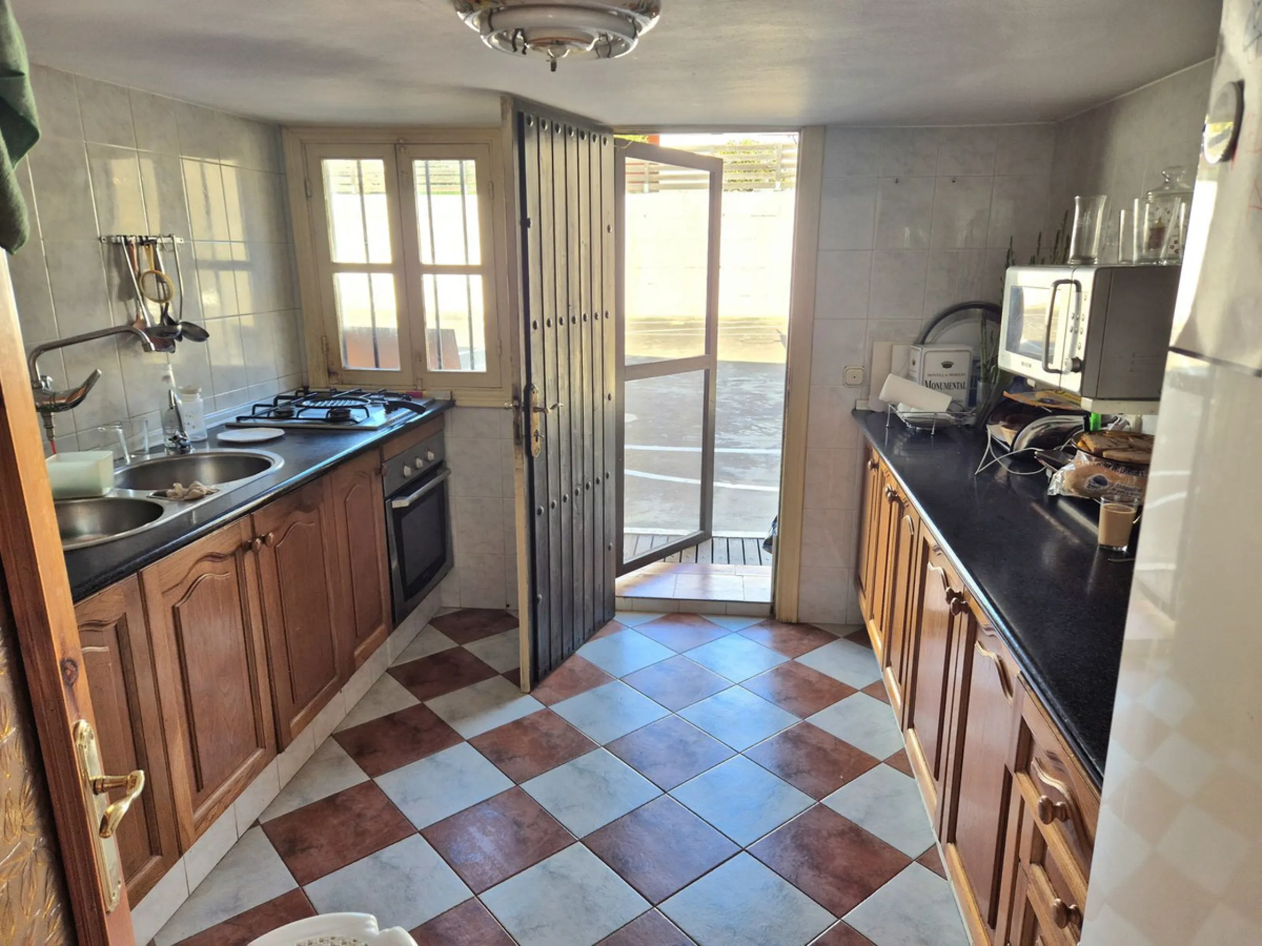 Unique opportunity! Spacious property with multiple possibilities.