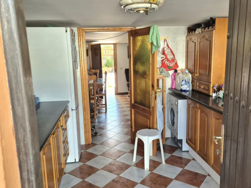 Unique opportunity! Spacious property with multiple possibilities.