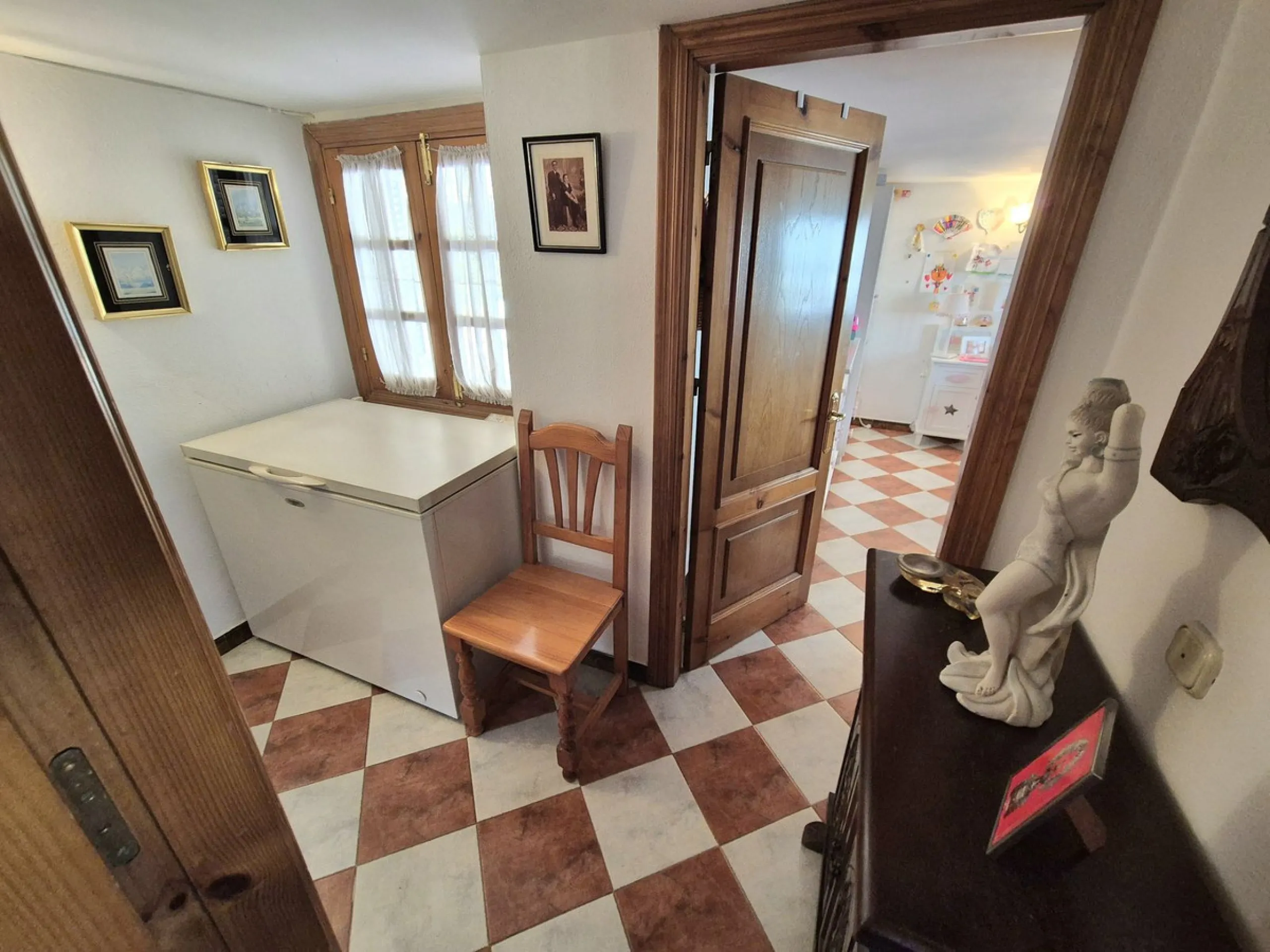 Unique opportunity! Spacious property with multiple possibilities.