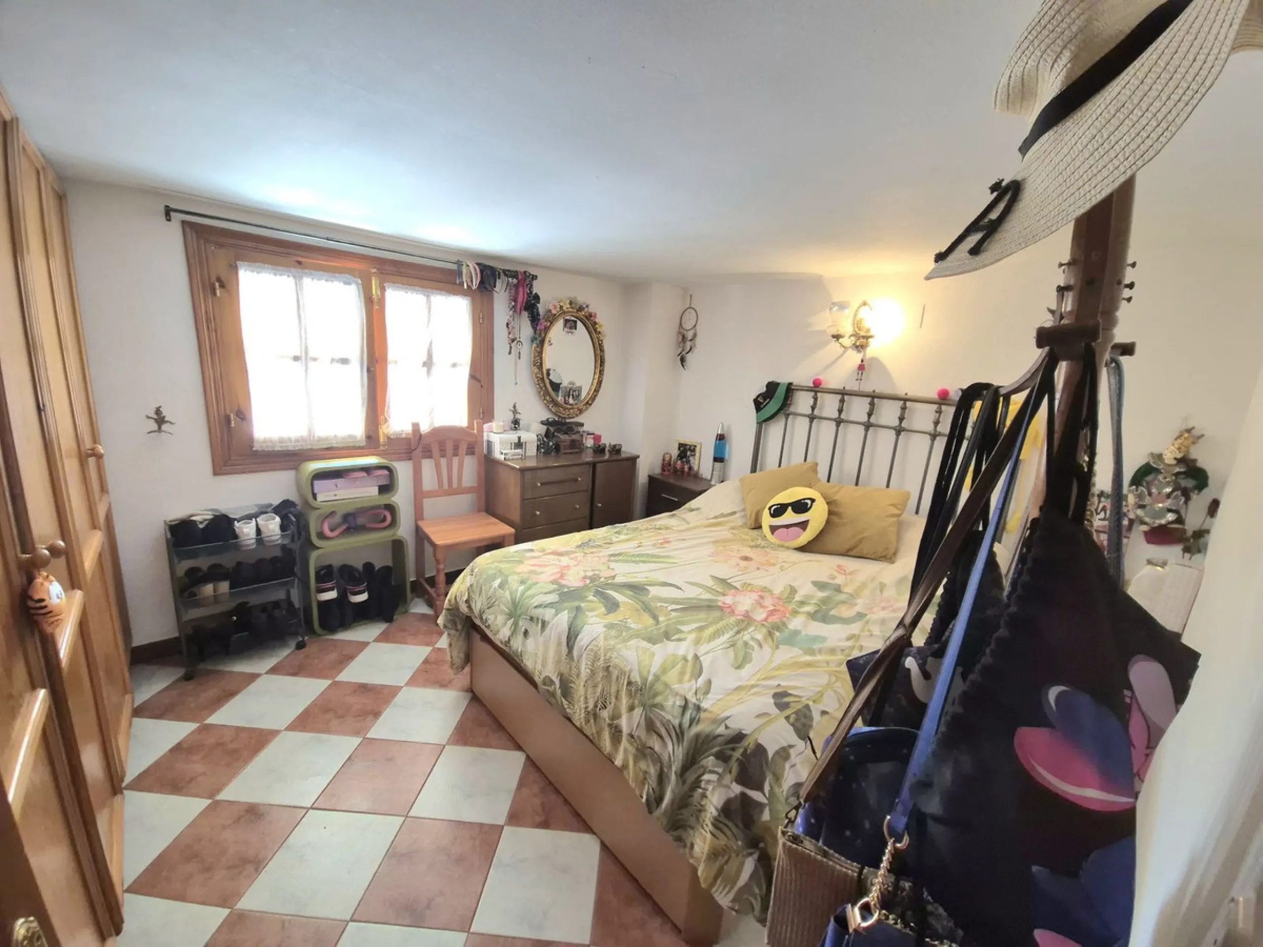Unique opportunity! Spacious property with multiple possibilities.