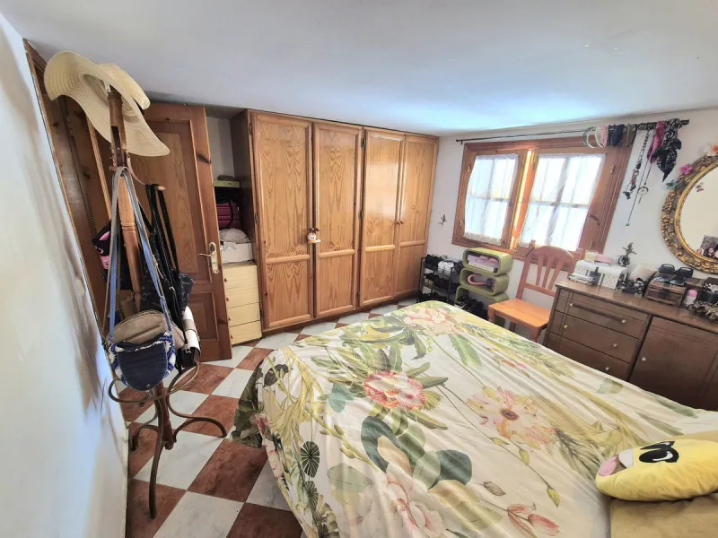 Unique opportunity! Spacious property with multiple possibilities.