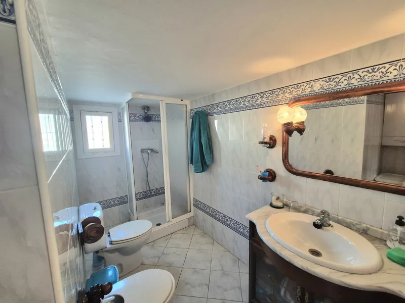 Unique opportunity! Spacious property with multiple possibilities.