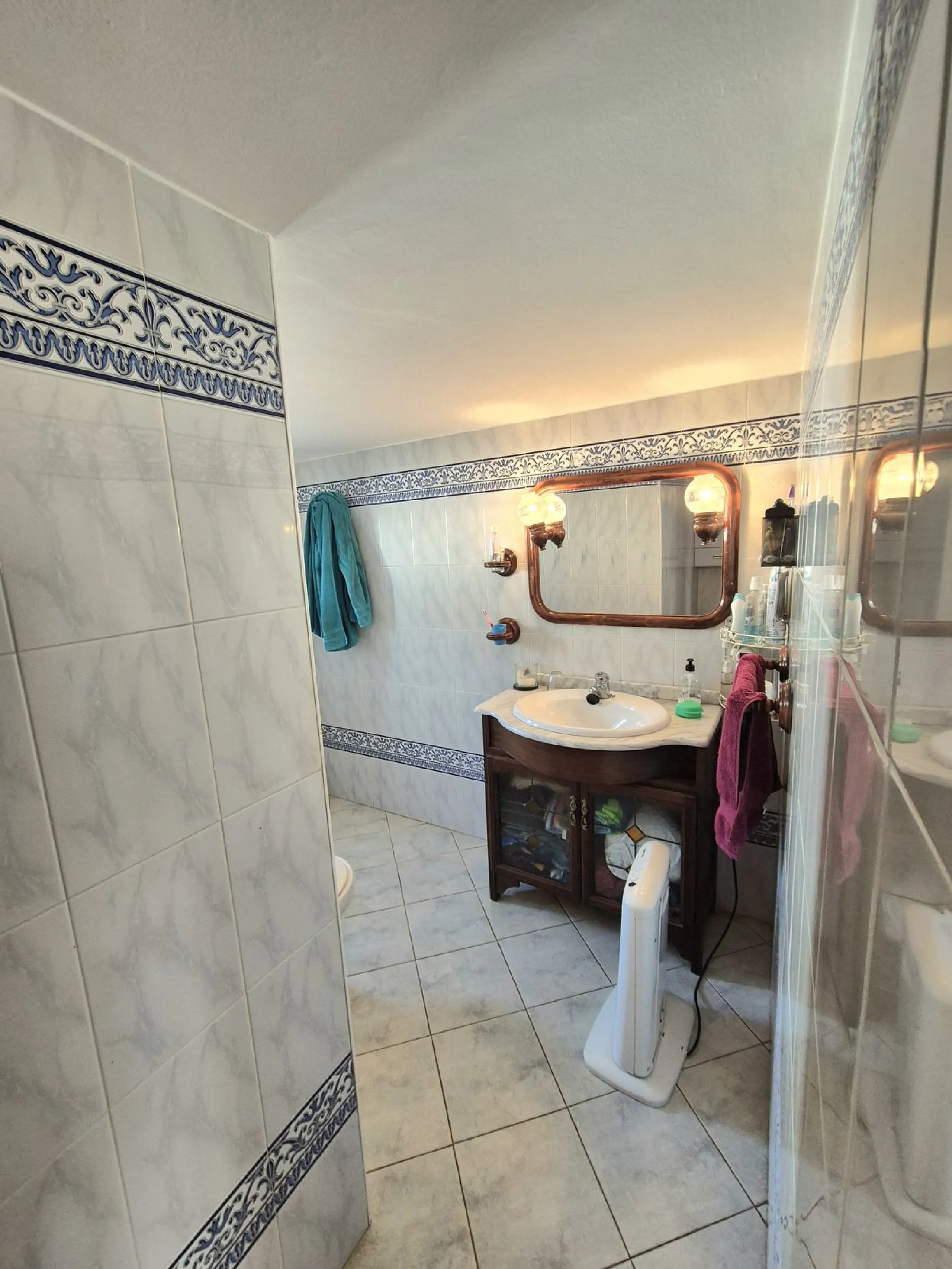 Unique opportunity! Spacious property with multiple possibilities.