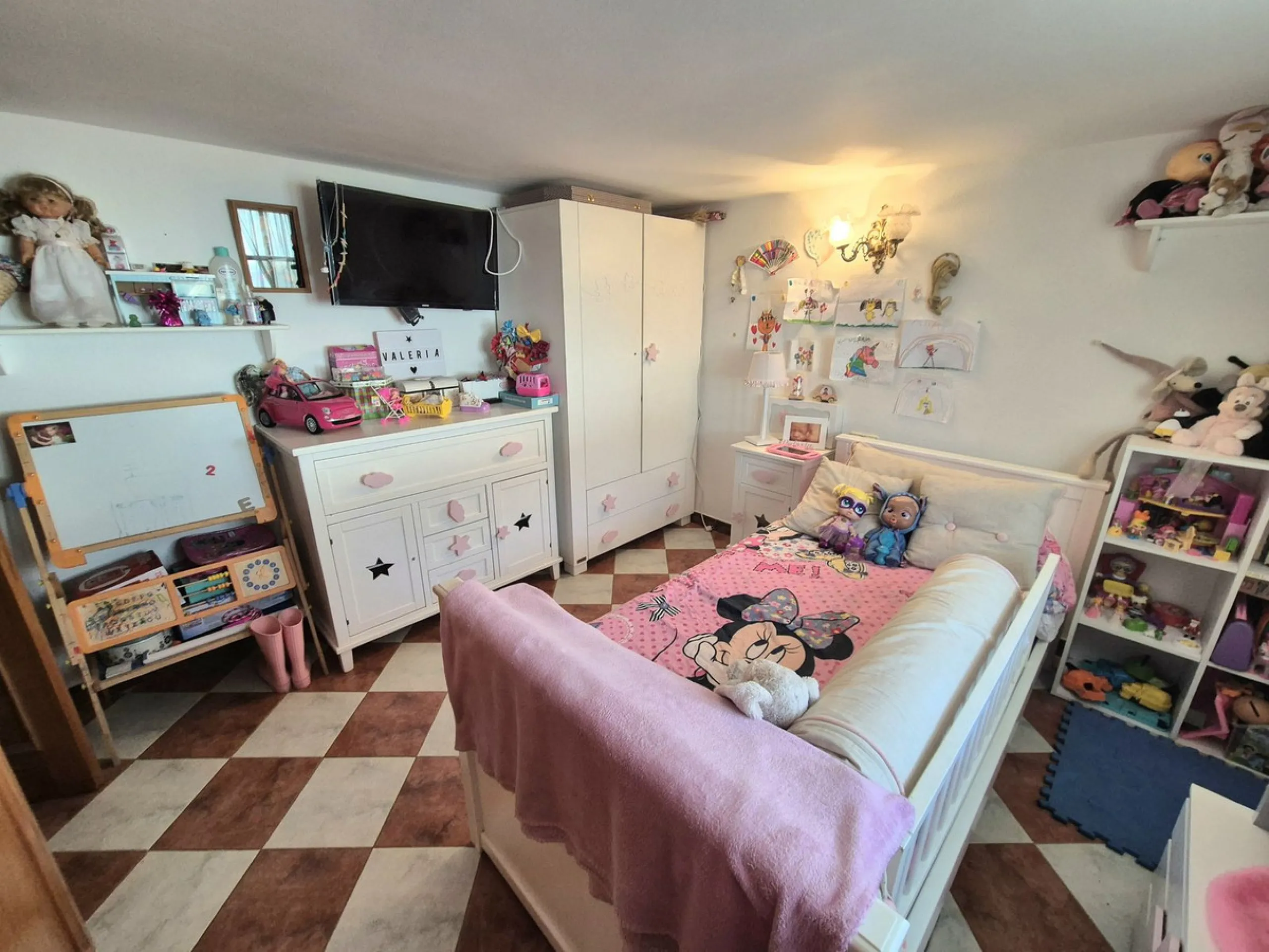 Unique opportunity! Spacious property with multiple possibilities.