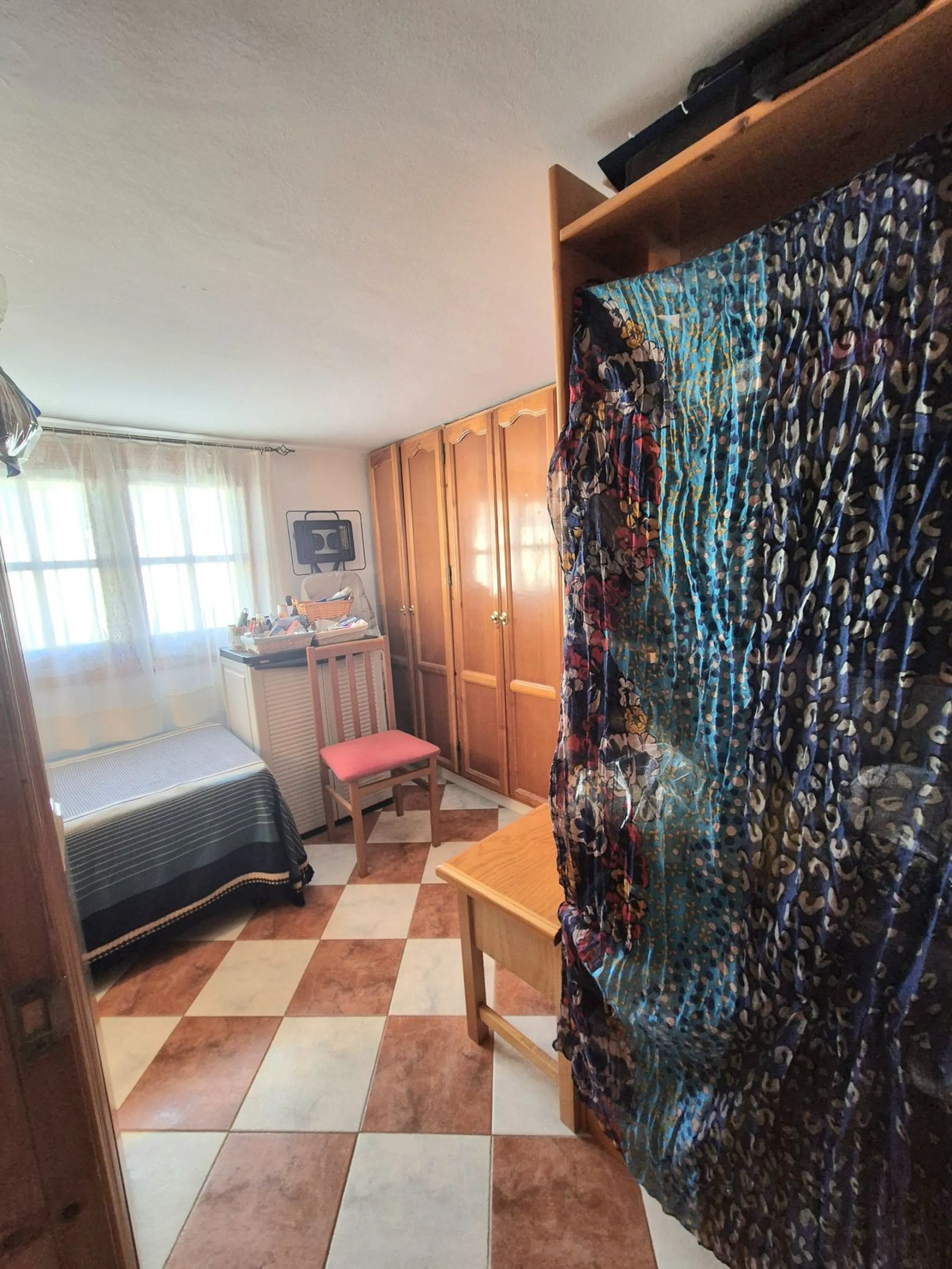 Unique opportunity! Spacious property with multiple possibilities.