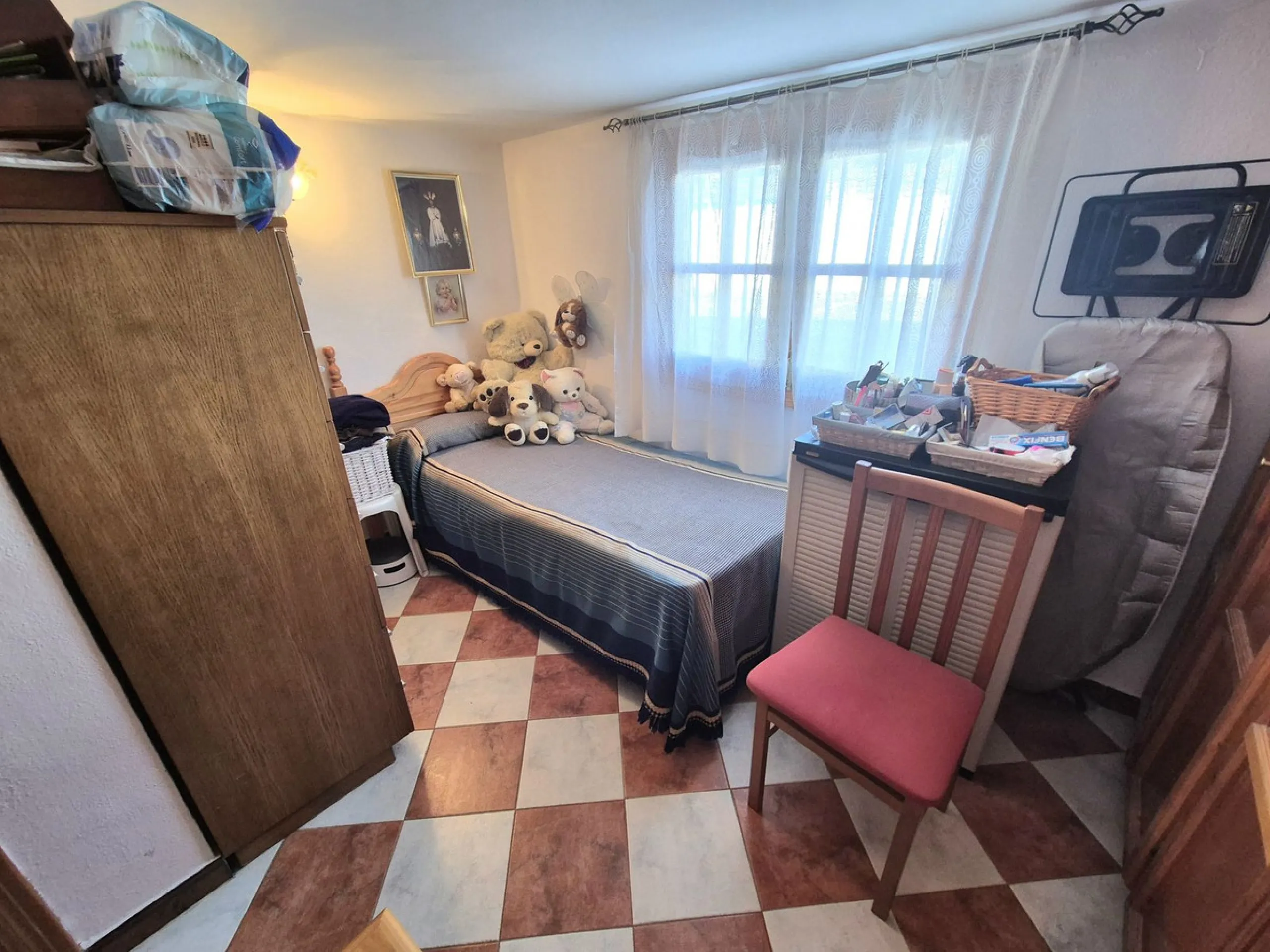 Unique opportunity! Spacious property with multiple possibilities.