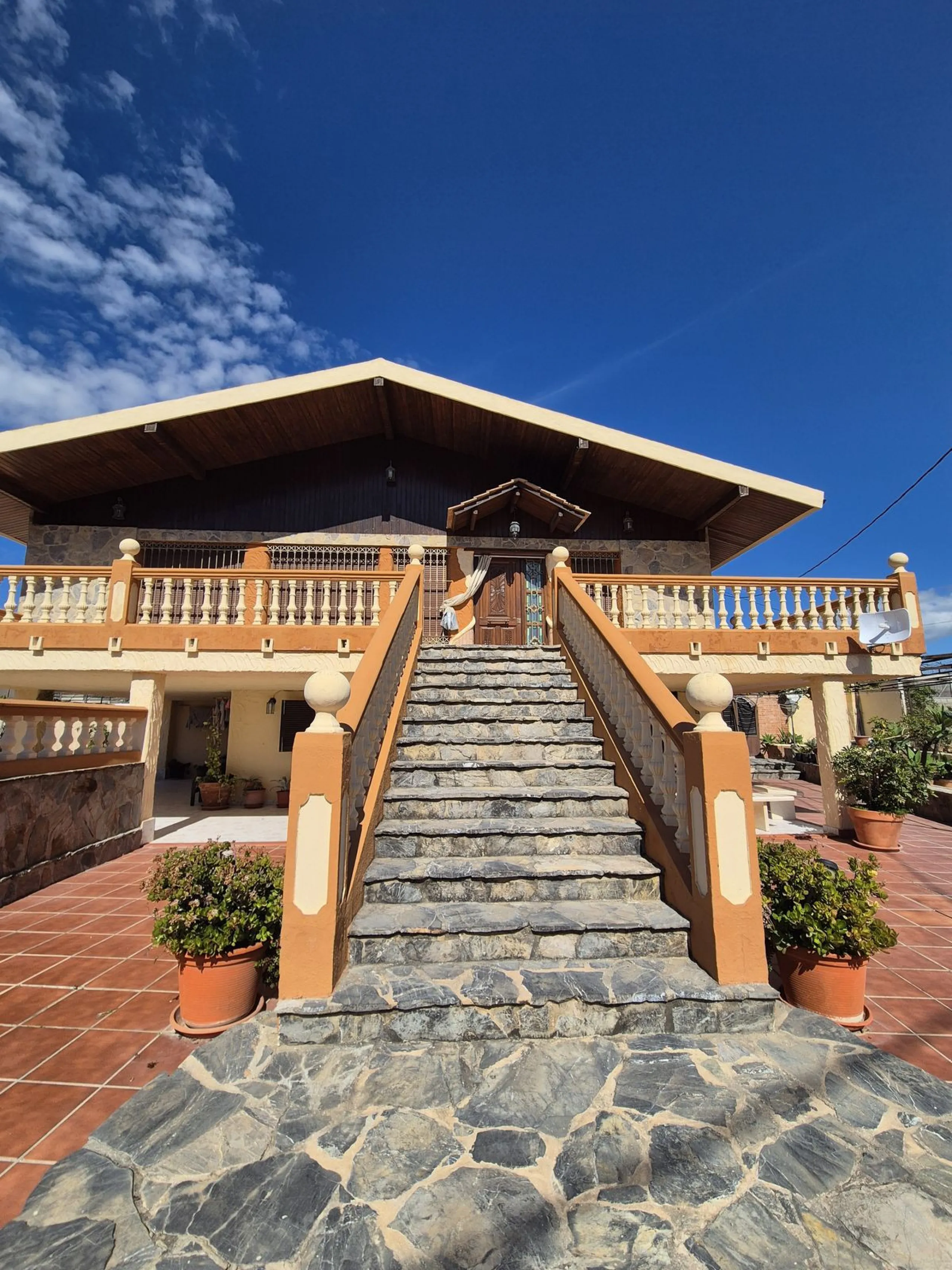 Unique opportunity! Spacious property with multiple possibilities.