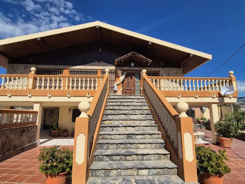 Unique opportunity! Spacious property with multiple possibilities.