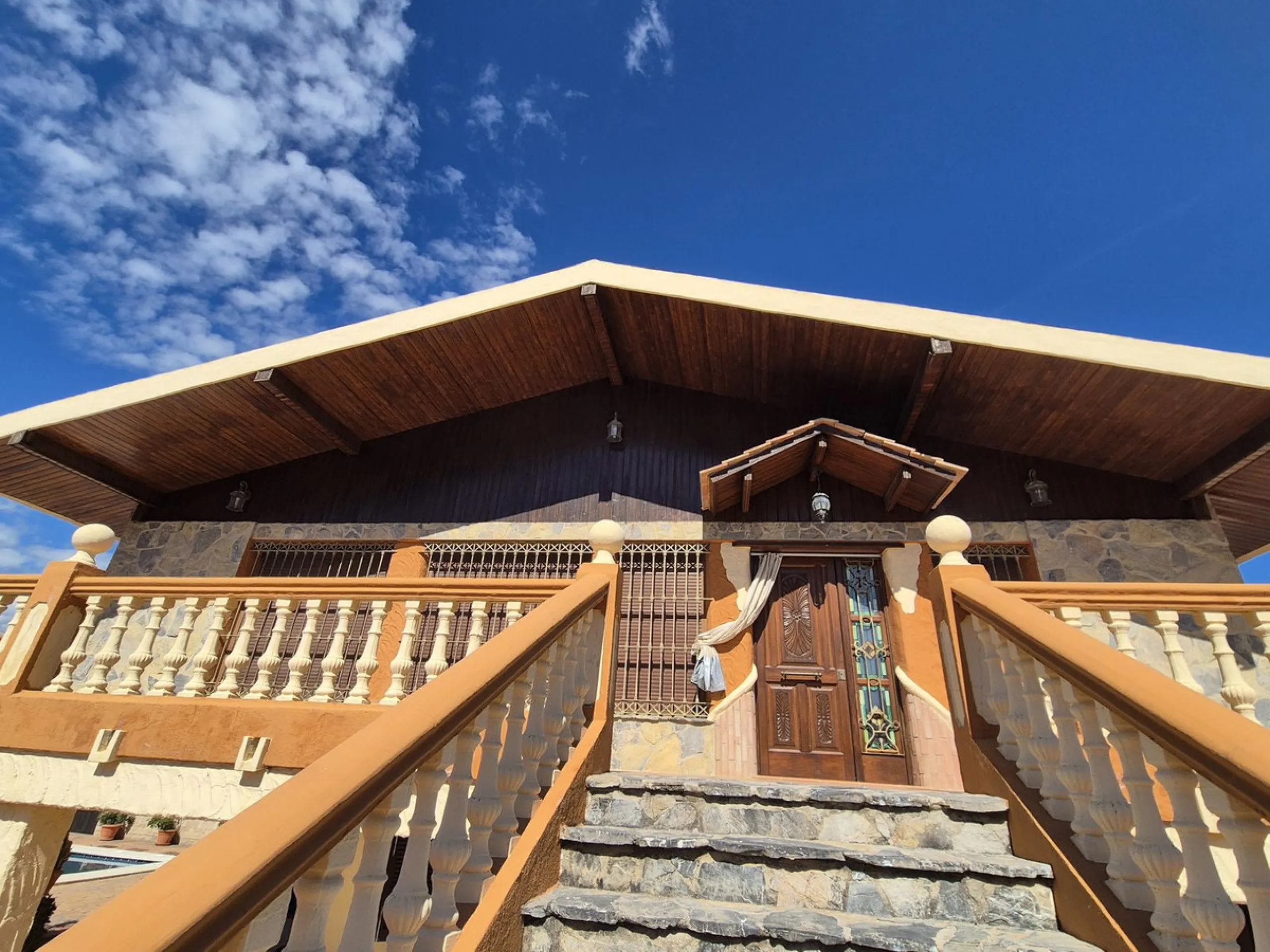 Unique opportunity! Spacious property with multiple possibilities.