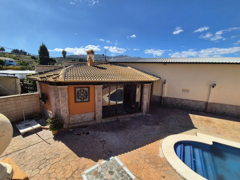 Unique opportunity! Spacious property with multiple possibilities.