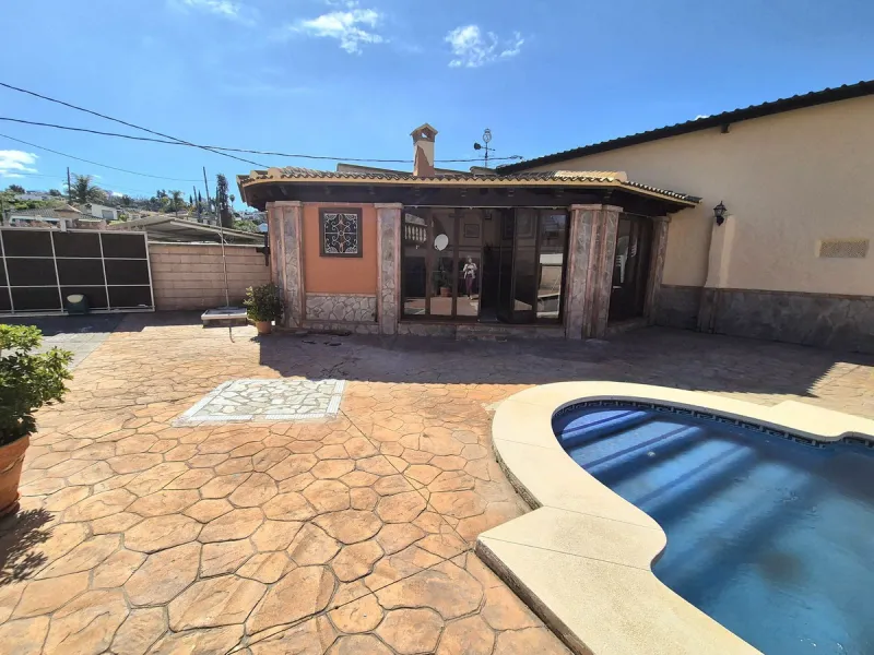 Unique opportunity! Spacious property with multiple possibilities.