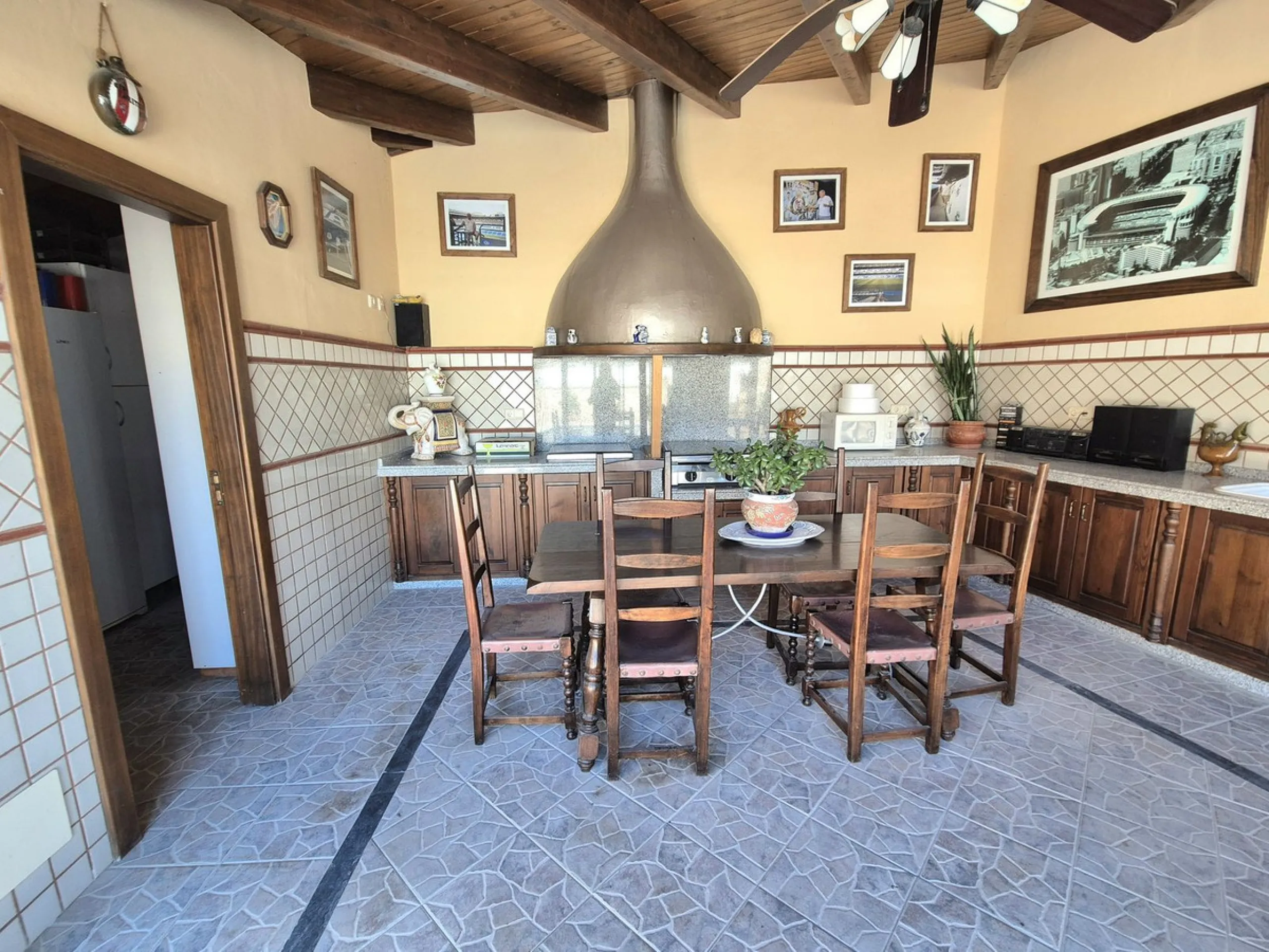 Unique opportunity! Spacious property with multiple possibilities.
