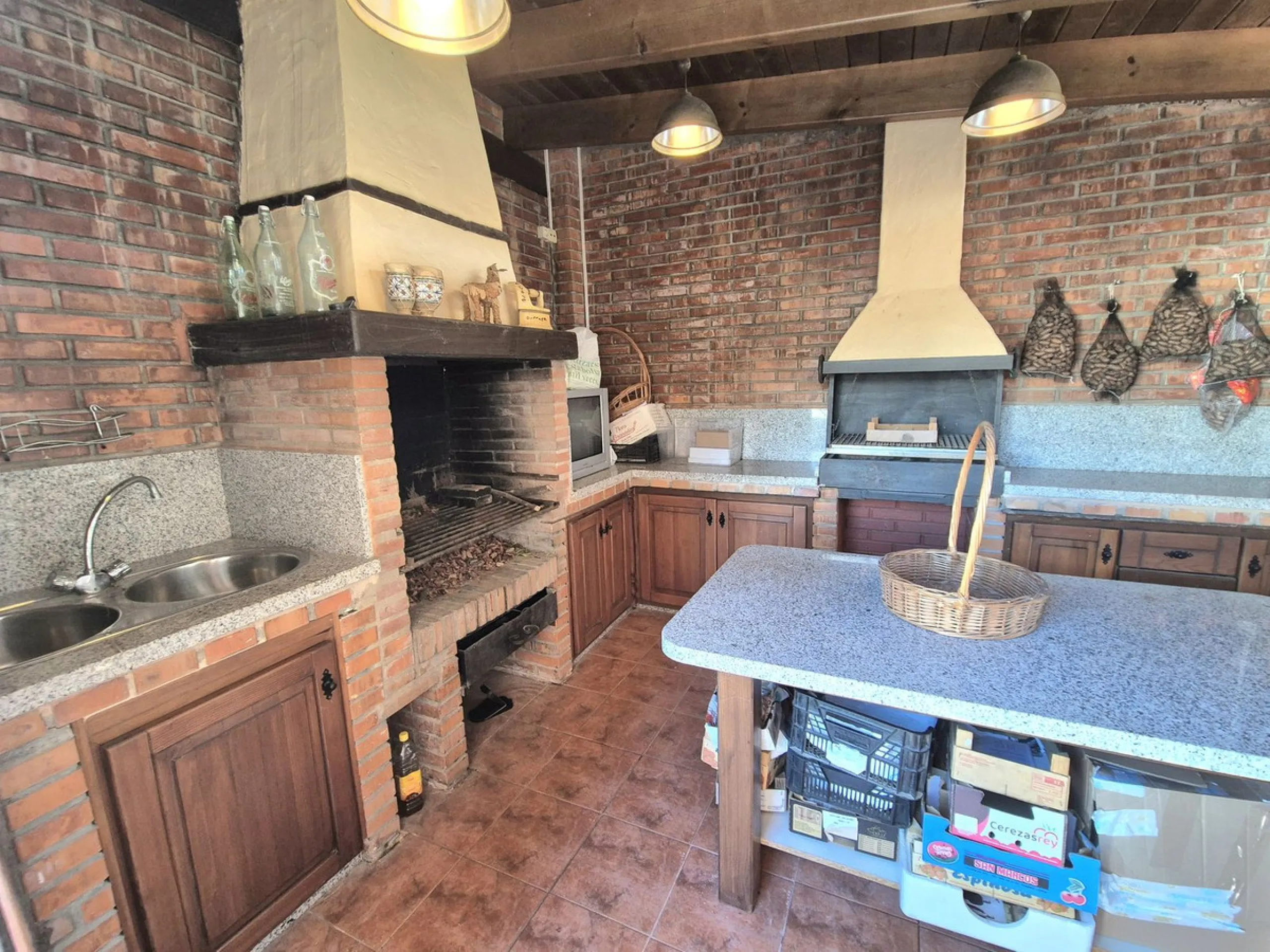Unique opportunity! Spacious property with multiple possibilities.