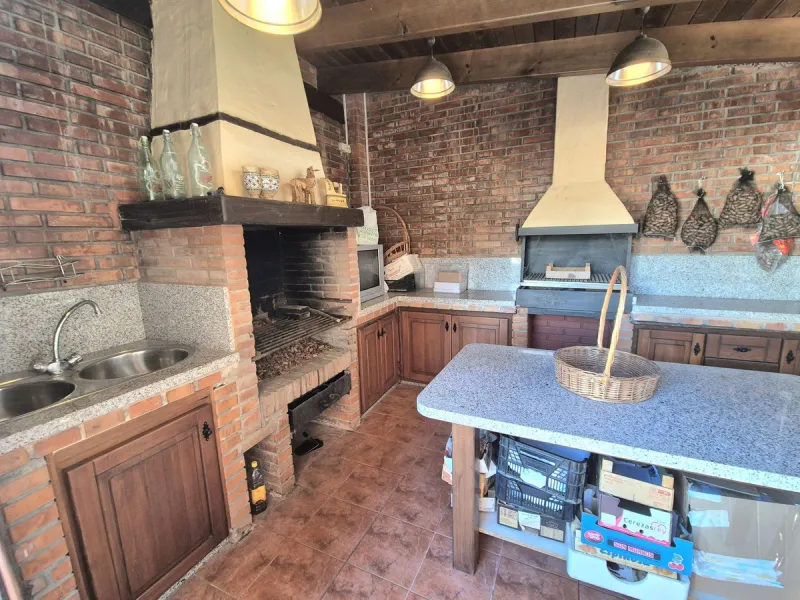 Unique opportunity! Spacious property with multiple possibilities.