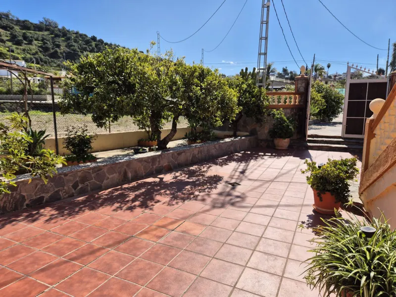 Unique opportunity! Spacious property with multiple possibilities.
