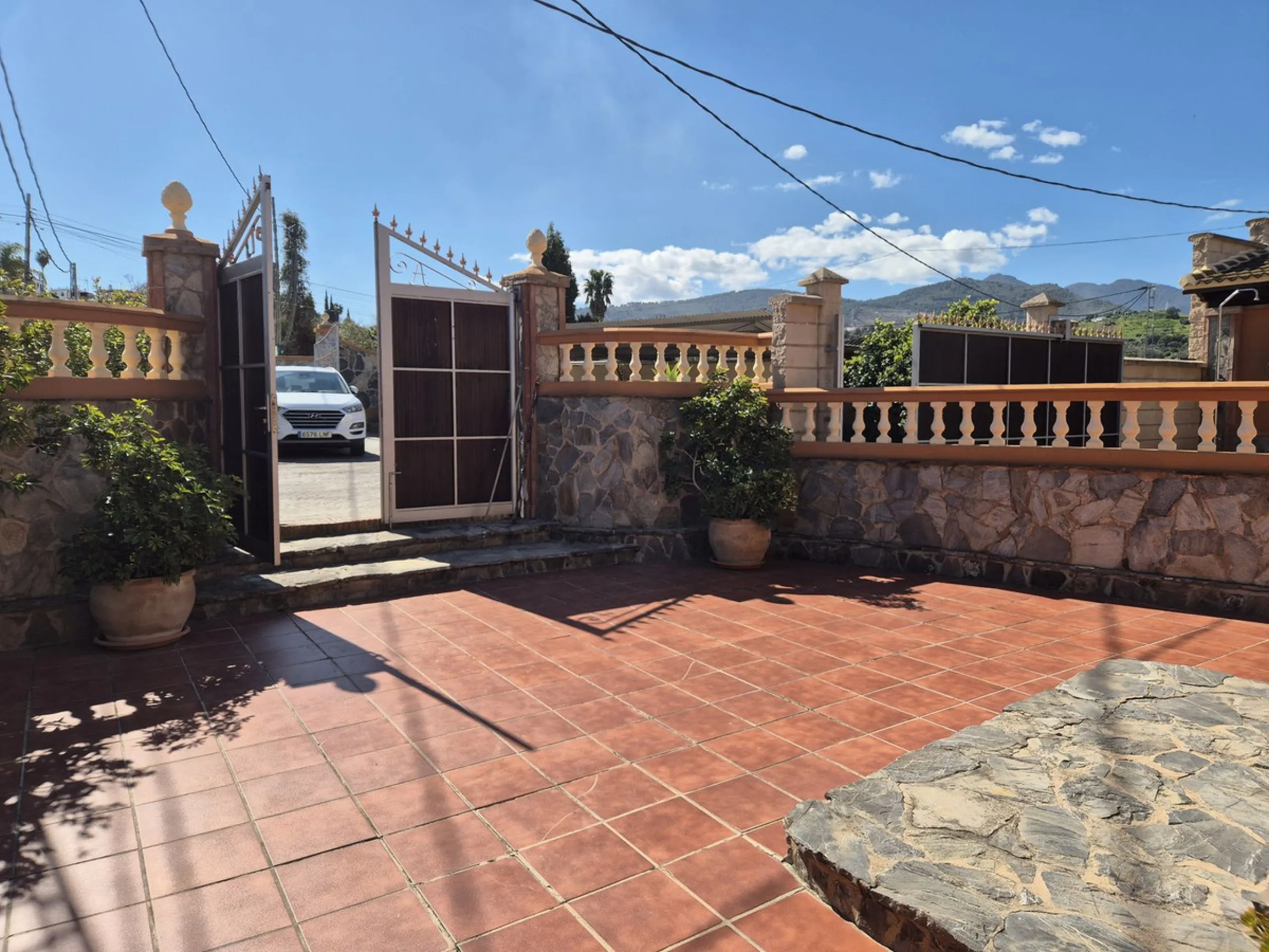 Unique opportunity! Spacious property with multiple possibilities.