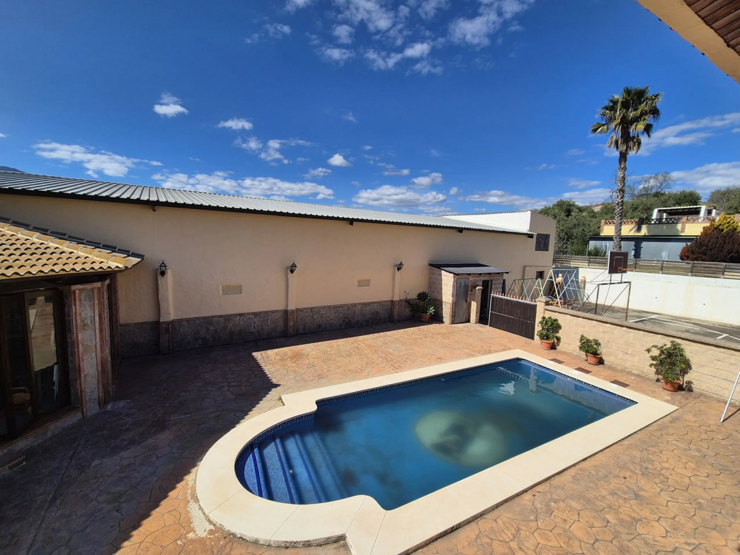Unique opportunity! Spacious property with multiple possibilities.
