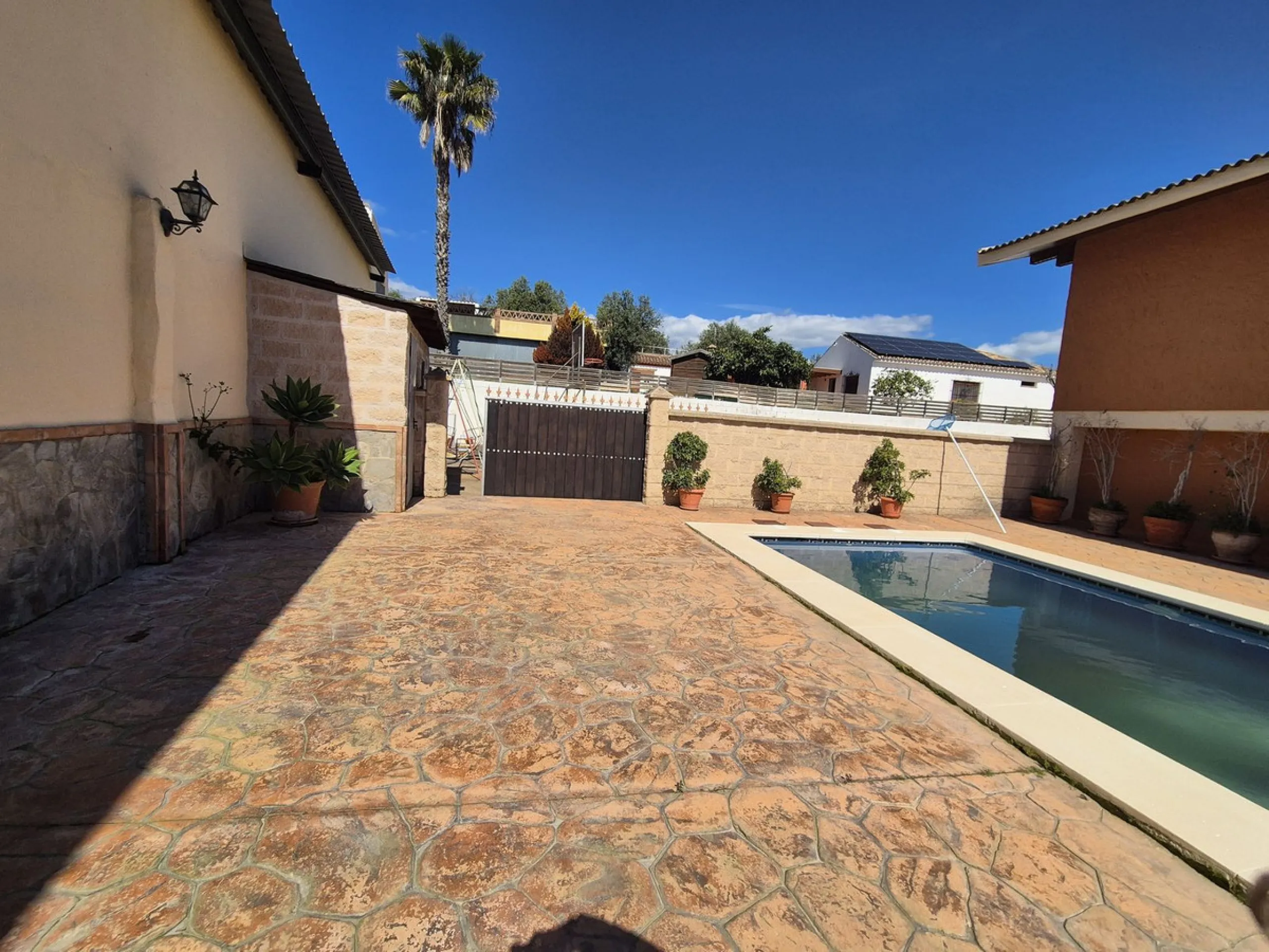 Unique opportunity! Spacious property with multiple possibilities.