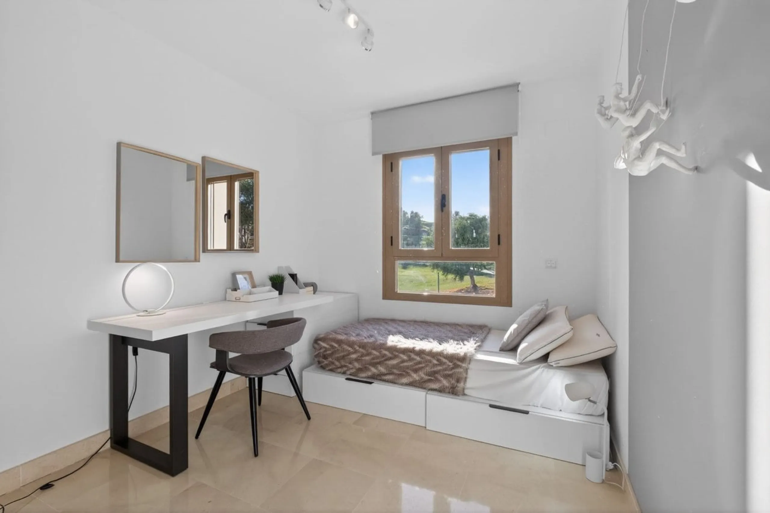 Dieses stilvolle Reihenhaus vereint Wohnraum, Natürlichkeit und modernes Design zu einem komfortablen Zuhause – ideal für den dauerhaften Wohnsitz oder als Ferienwohnung. Marmorböden und ein warmes, zeitgenössisches Ambiente zeichnen es aus