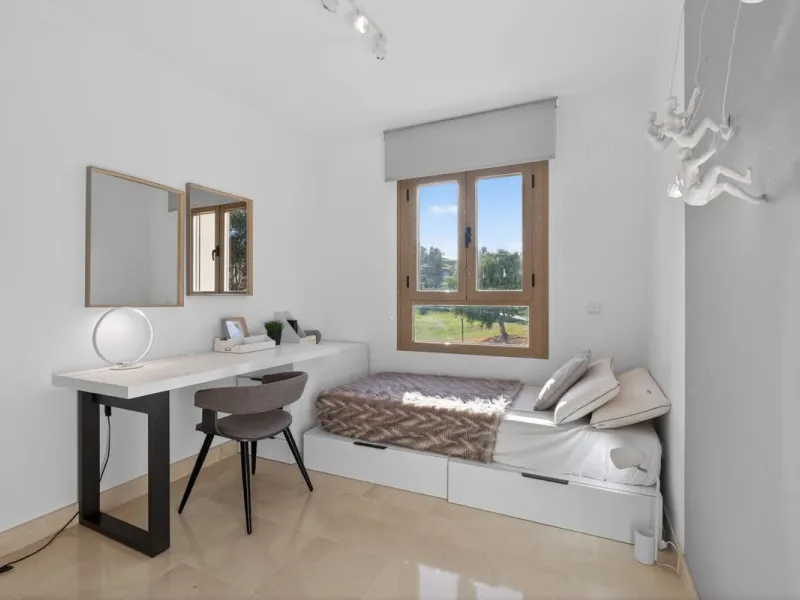 Dieses stilvolle Reihenhaus vereint Wohnraum, Natürlichkeit und modernes Design zu einem komfortablen Zuhause – ideal für den dauerhaften Wohnsitz oder als Ferienwohnung. Marmorböden und ein warmes, zeitgenössisches Ambiente zeichnen es aus