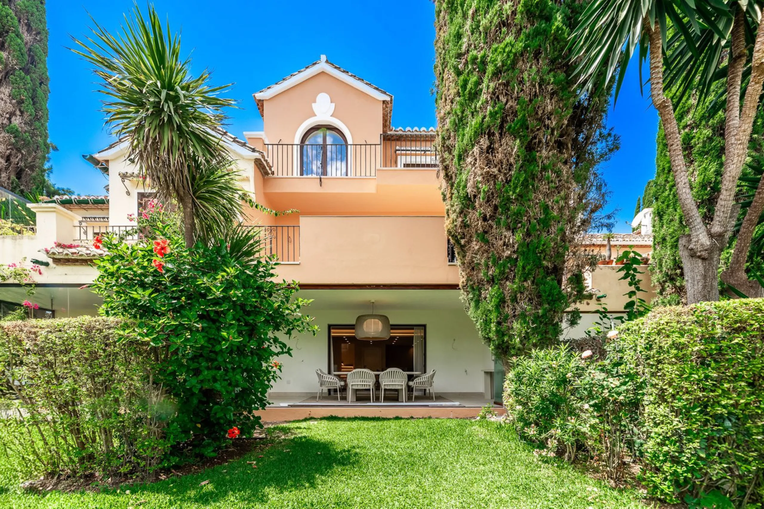 Frontline Beach luxury townhouse completely renovated  in the New Golden Mile