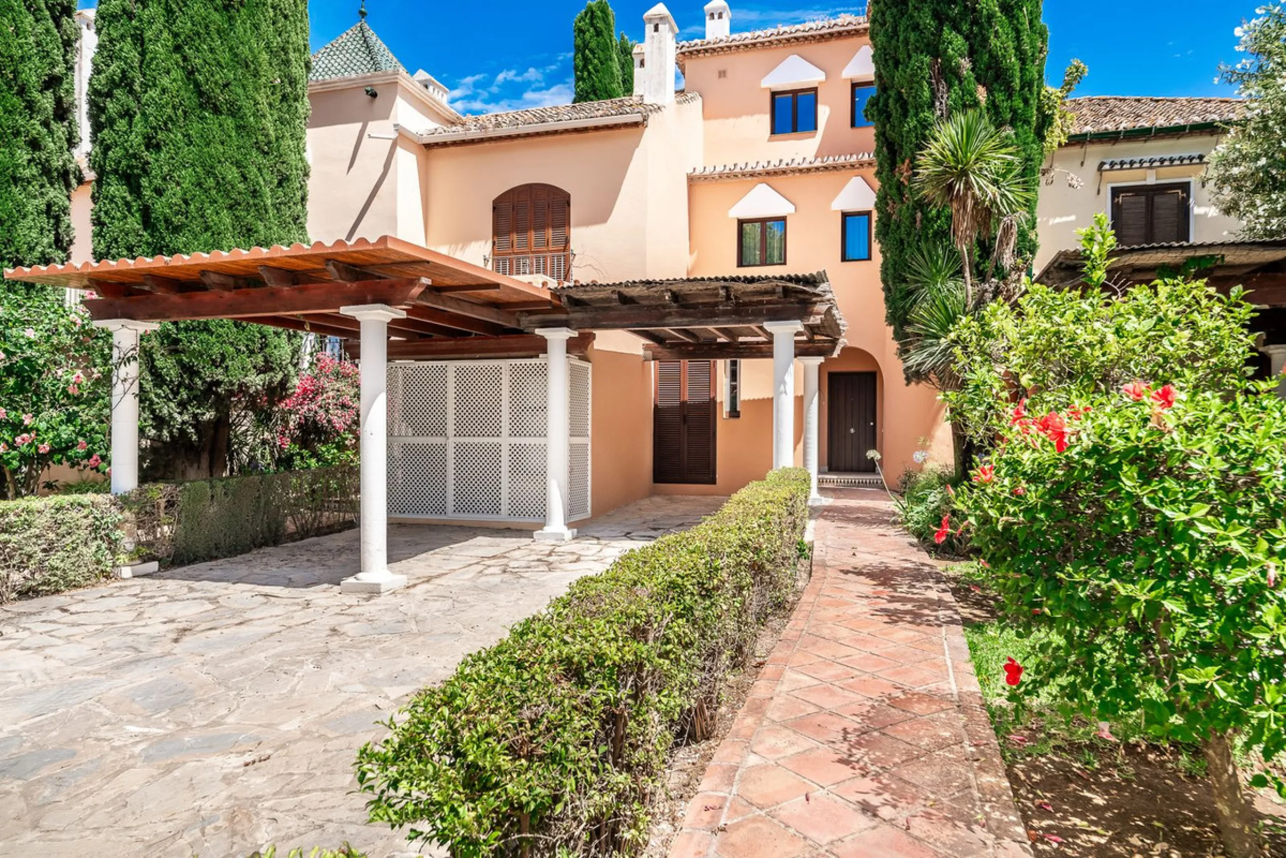 Frontline Beach luxury townhouse completely renovated  in the New Golden Mile