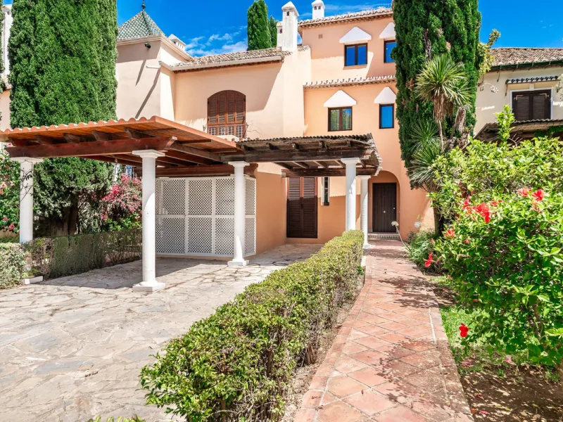 Frontline Beach luxury townhouse completely renovated  in the New Golden Mile