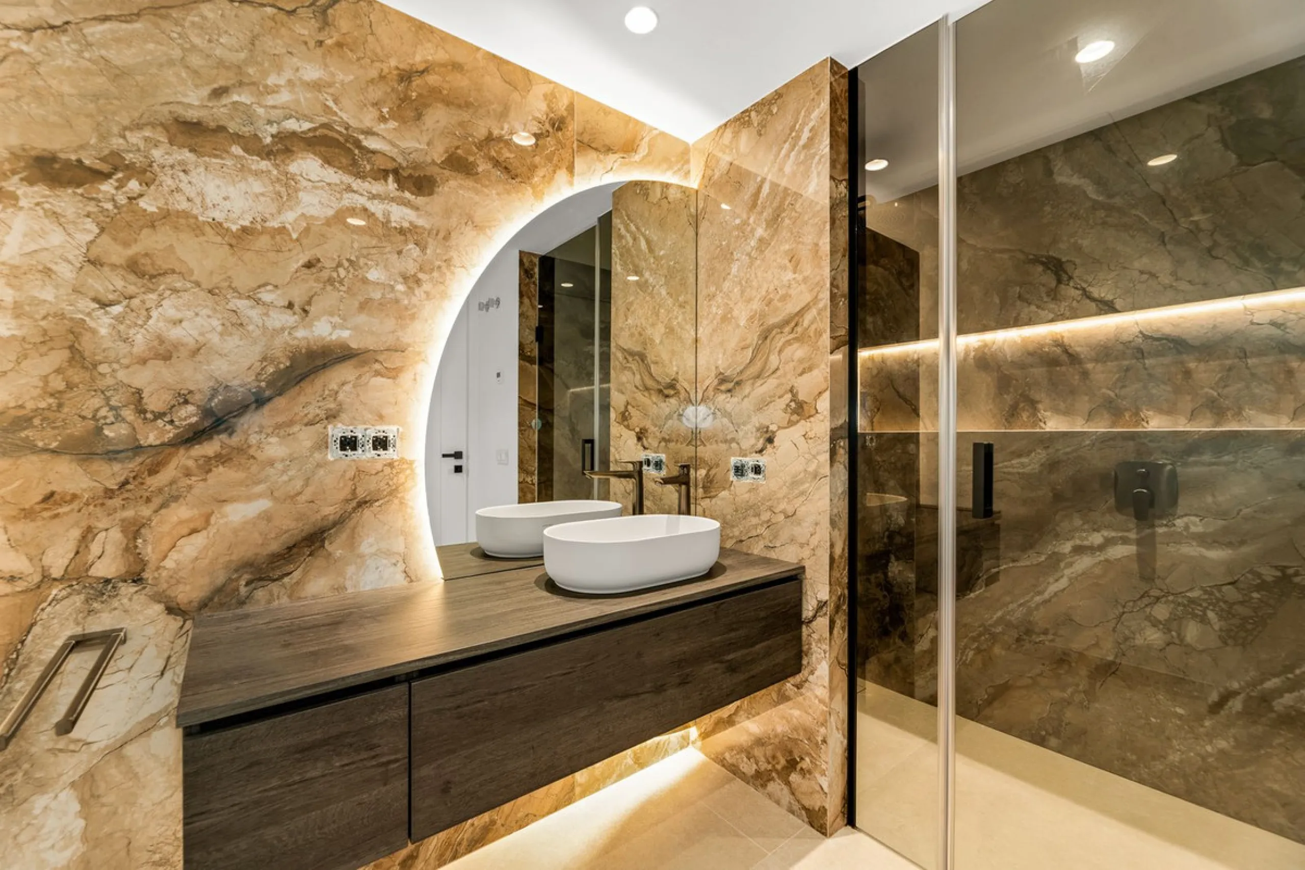 Frontline Beach luxury townhouse completely renovated  in the New Golden Mile