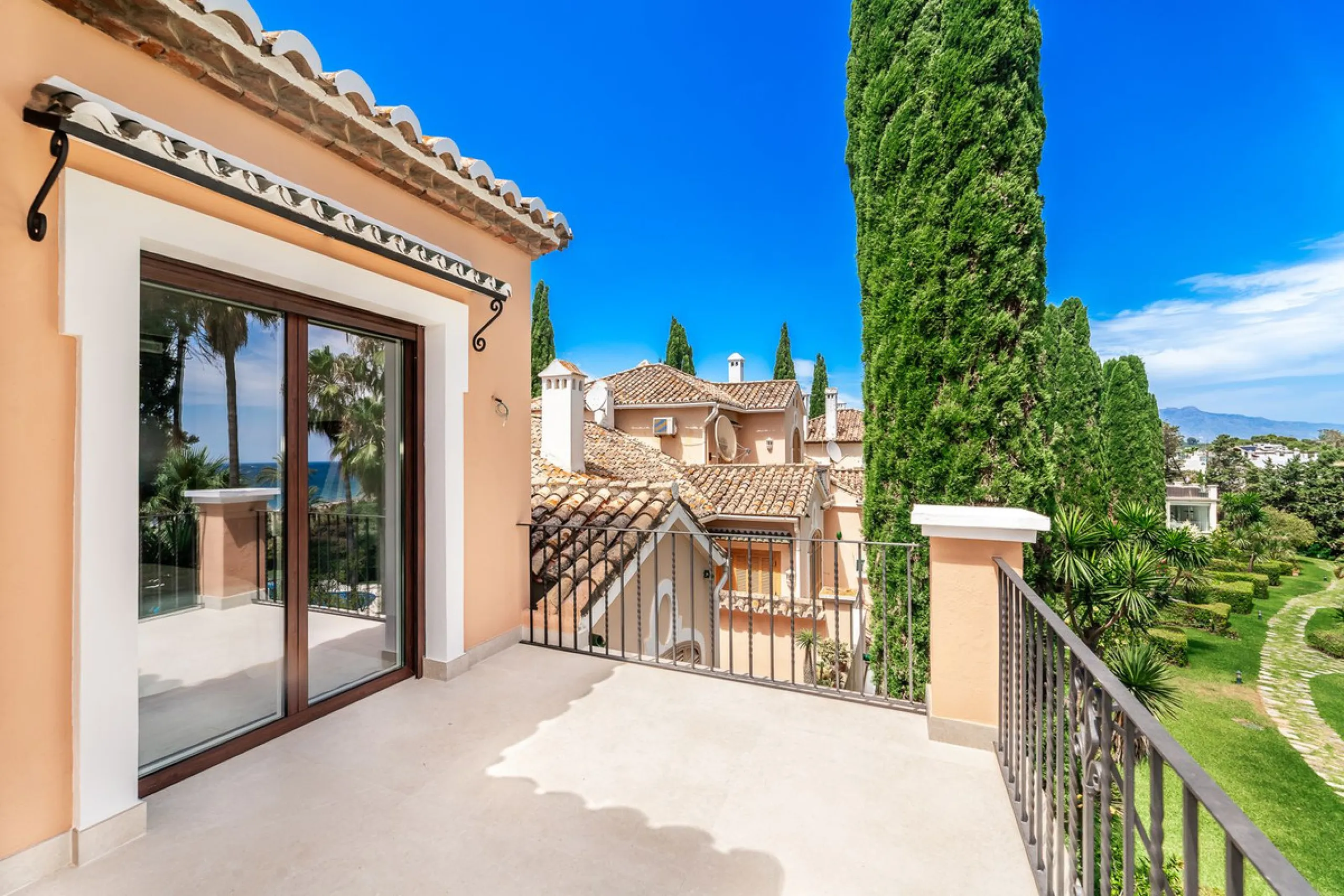Frontline Beach luxury townhouse completely renovated  in the New Golden Mile