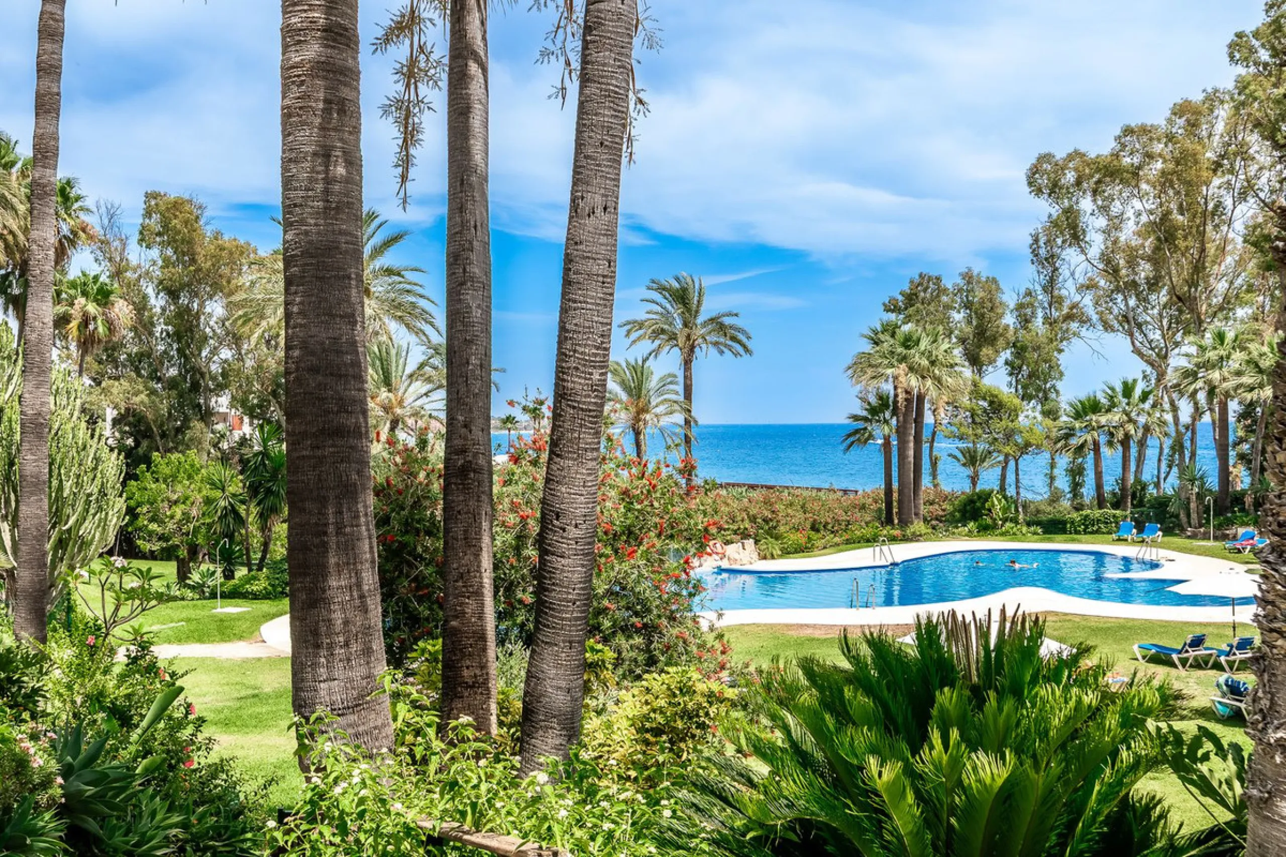 Frontline Beach luxury townhouse completely renovated  in the New Golden Mile