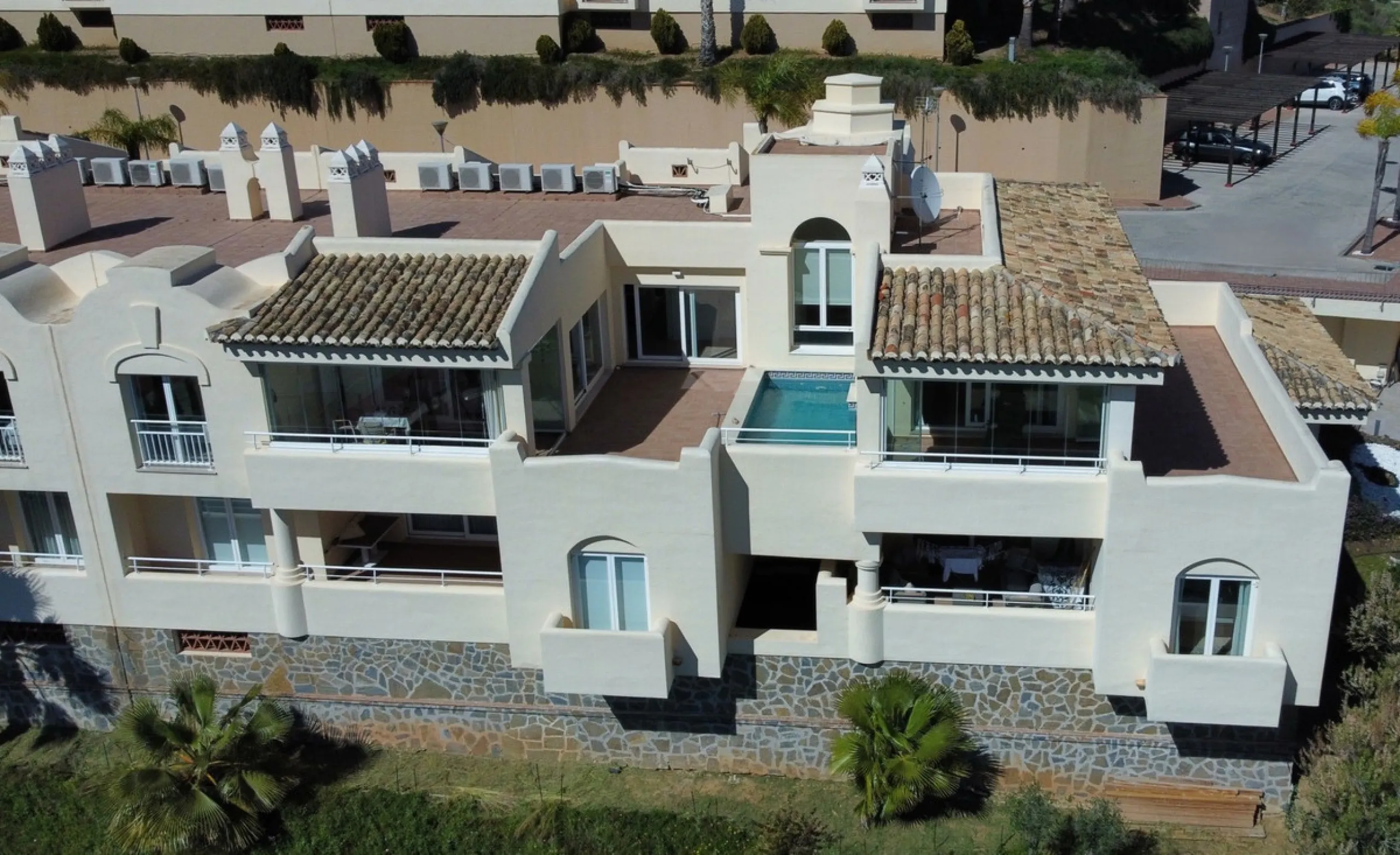 This contemporary penthouse in Mijas, Málaga, offers a harmonious blend of comfort and style. It is located directly on a golf course and offers an impressive view of the sea, so you can enjoy both the tranquillity of the green and the panorama of the coa