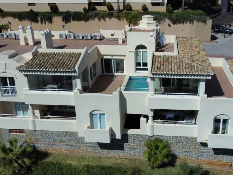 This contemporary penthouse in Mijas, Málaga, offers a harmonious blend of comfort and style. It is located directly on a golf course and offers an impressive view of the sea, so you can enjoy both the tranquillity of the green and the panorama of the coa