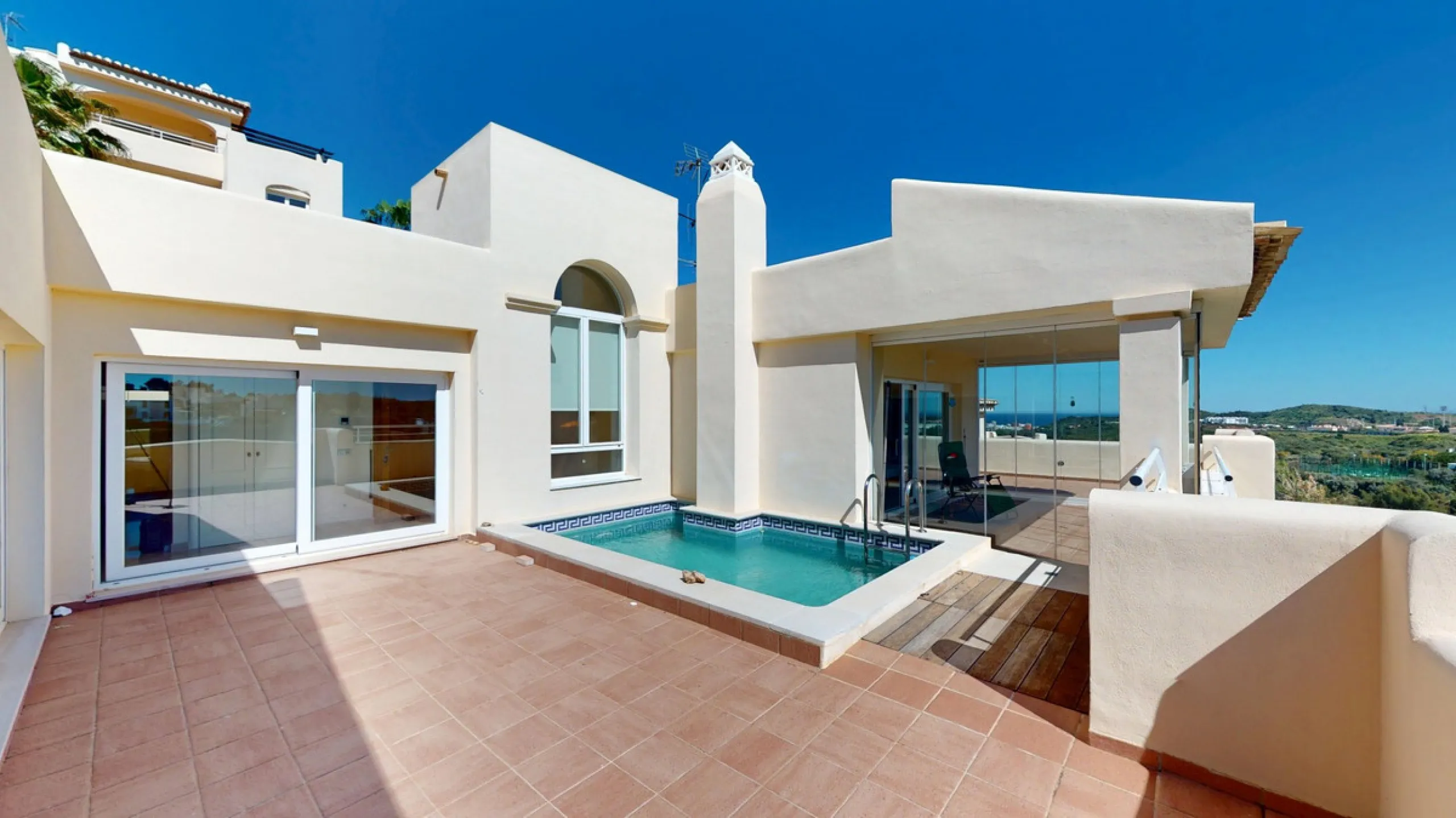 This contemporary penthouse in Mijas, Málaga, offers a harmonious blend of comfort and style. It is located directly on a golf course and offers an impressive view of the sea, so you can enjoy both the tranquillity of the green and the panorama of the coa