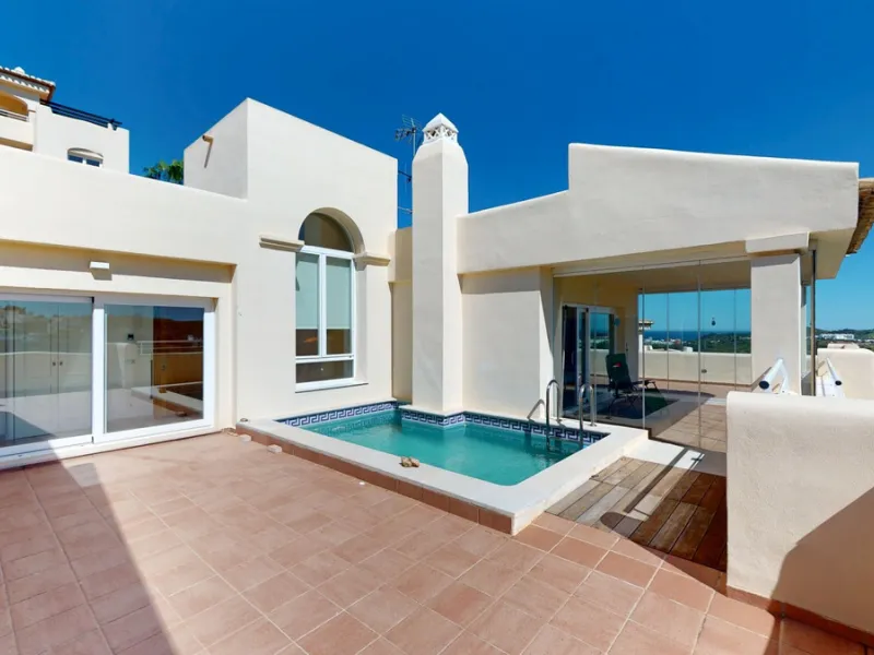 This contemporary penthouse in Mijas, Málaga, offers a harmonious blend of comfort and style. It is located directly on a golf course and offers an impressive view of the sea, so you can enjoy both the tranquillity of the green and the panorama of the coa
