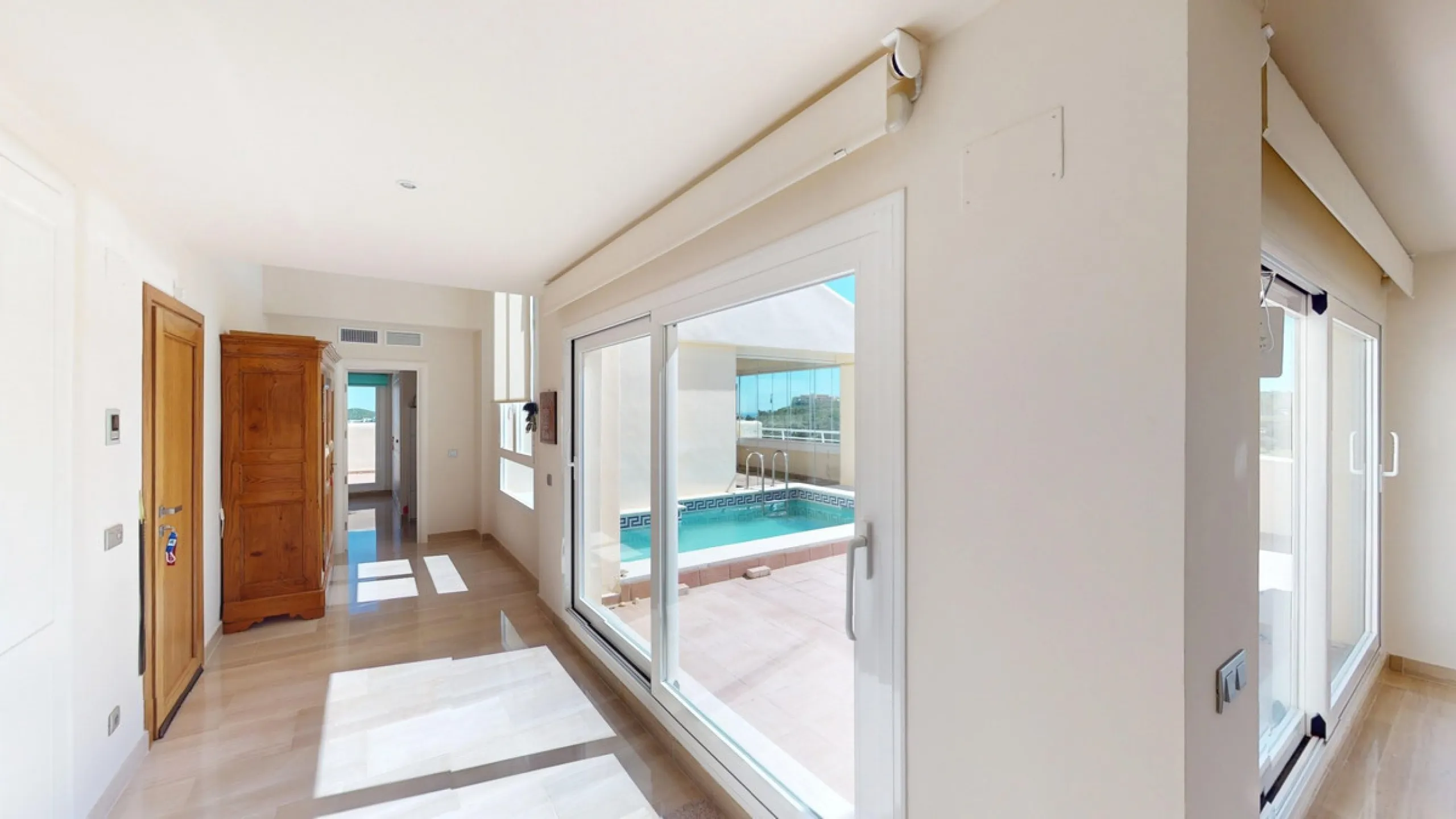 This contemporary penthouse in Mijas, Málaga, offers a harmonious blend of comfort and style. It is located directly on a golf course and offers an impressive view of the sea, so you can enjoy both the tranquillity of the green and the panorama of the coa