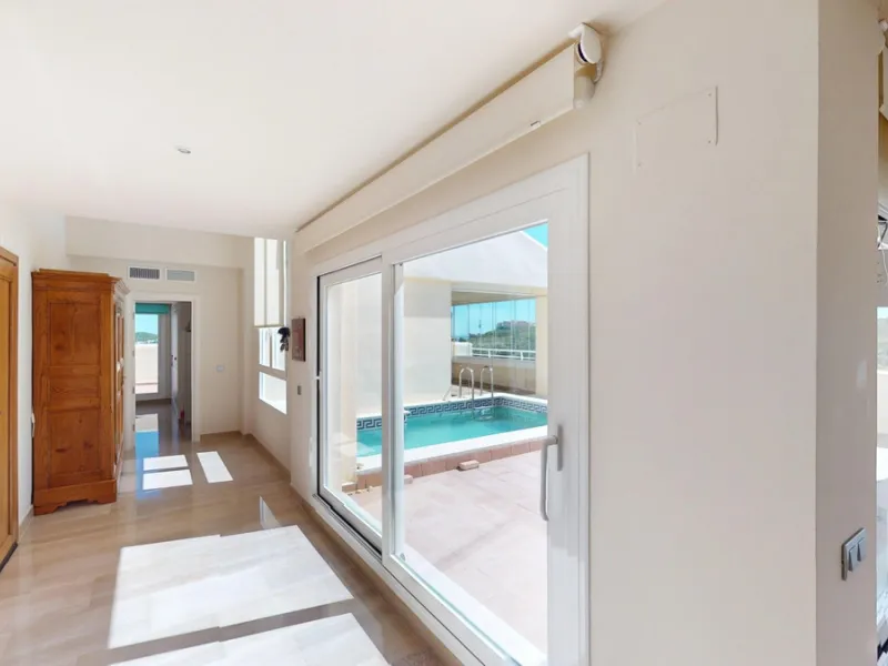 This contemporary penthouse in Mijas, Málaga, offers a harmonious blend of comfort and style. It is located directly on a golf course and offers an impressive view of the sea, so you can enjoy both the tranquillity of the green and the panorama of the coa