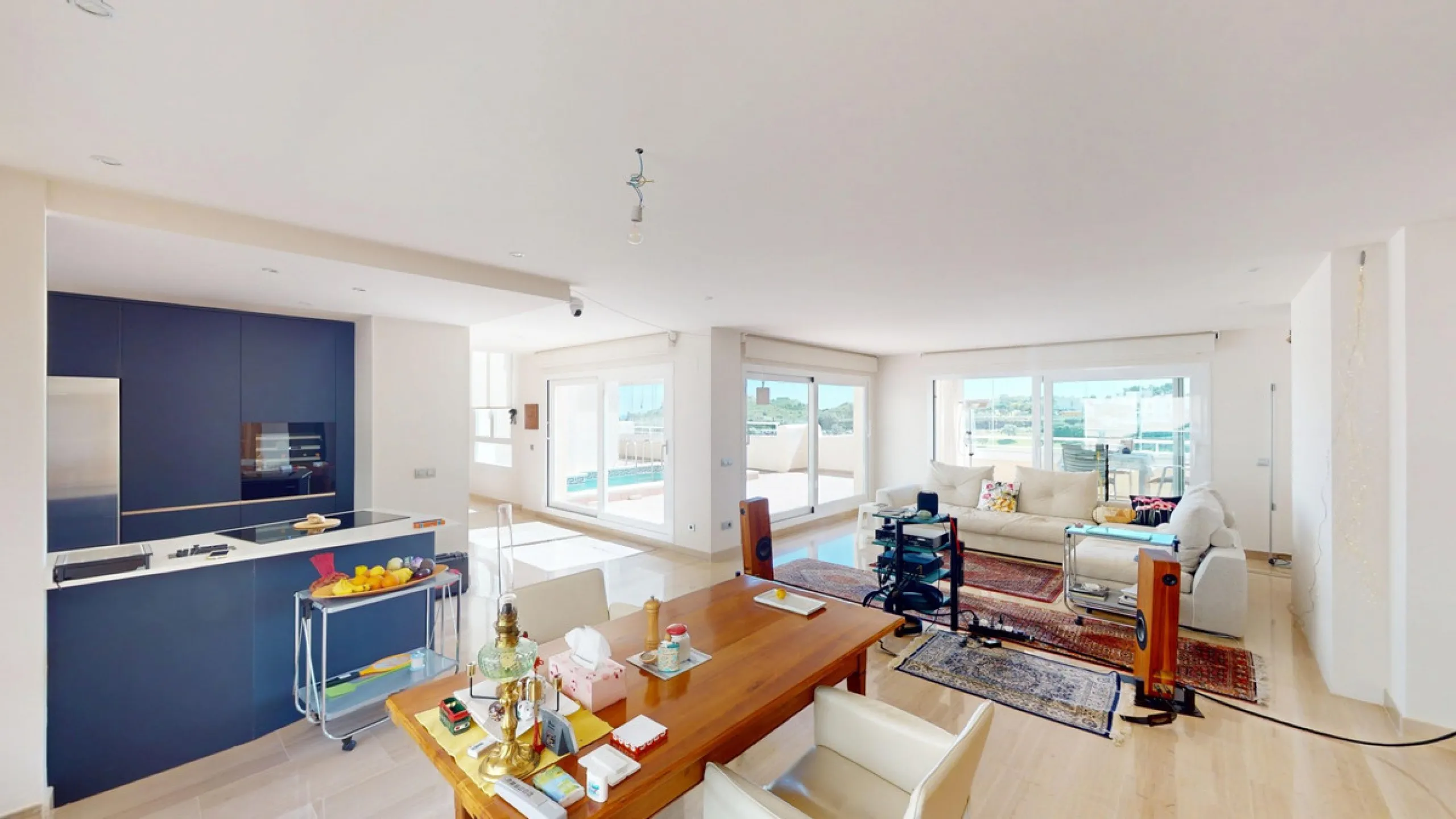 This contemporary penthouse in Mijas, Málaga, offers a harmonious blend of comfort and style. It is located directly on a golf course and offers an impressive view of the sea, so you can enjoy both the tranquillity of the green and the panorama of the coa